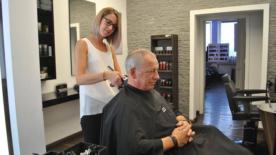 KopfsacheMit Anzug und Uniform sieht man adrett aus, aber das reicht nicht. Die richtige...