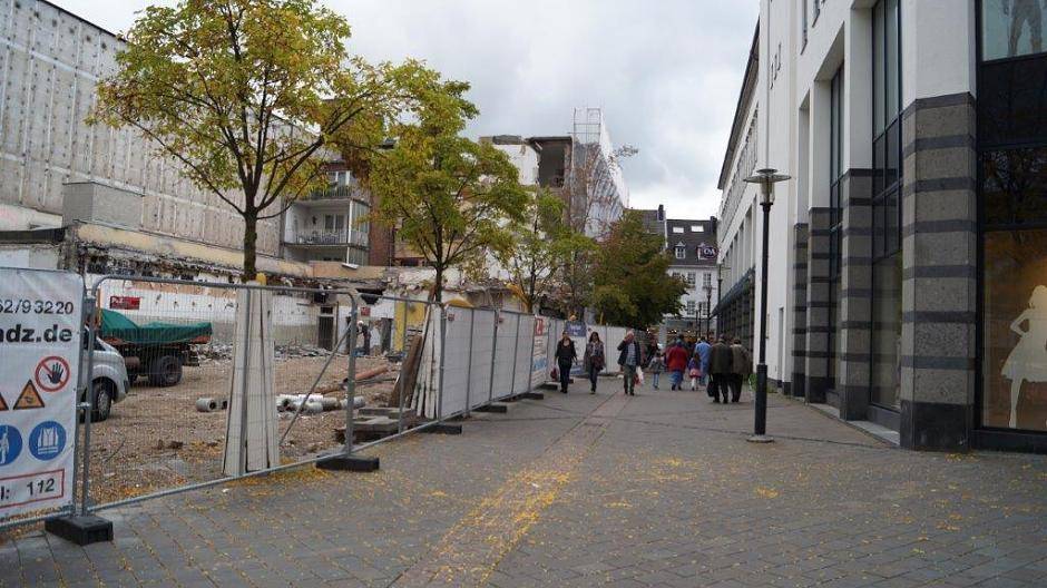 Neben der Baustelle geht das Leben wie gewohnt weiter. Die Passanten bekommen kaum etwas...