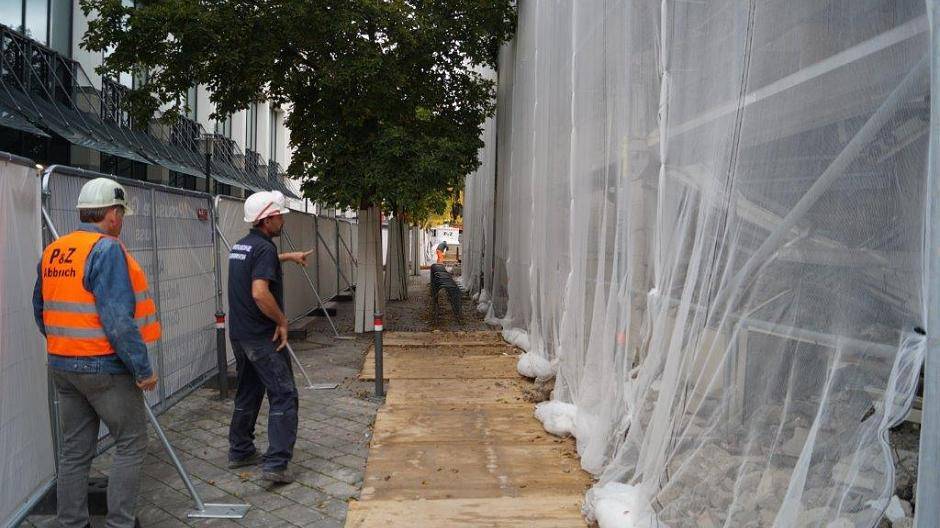 Polier Peter Dobras und Projektleiter Dieter Paul schauen nach dem...