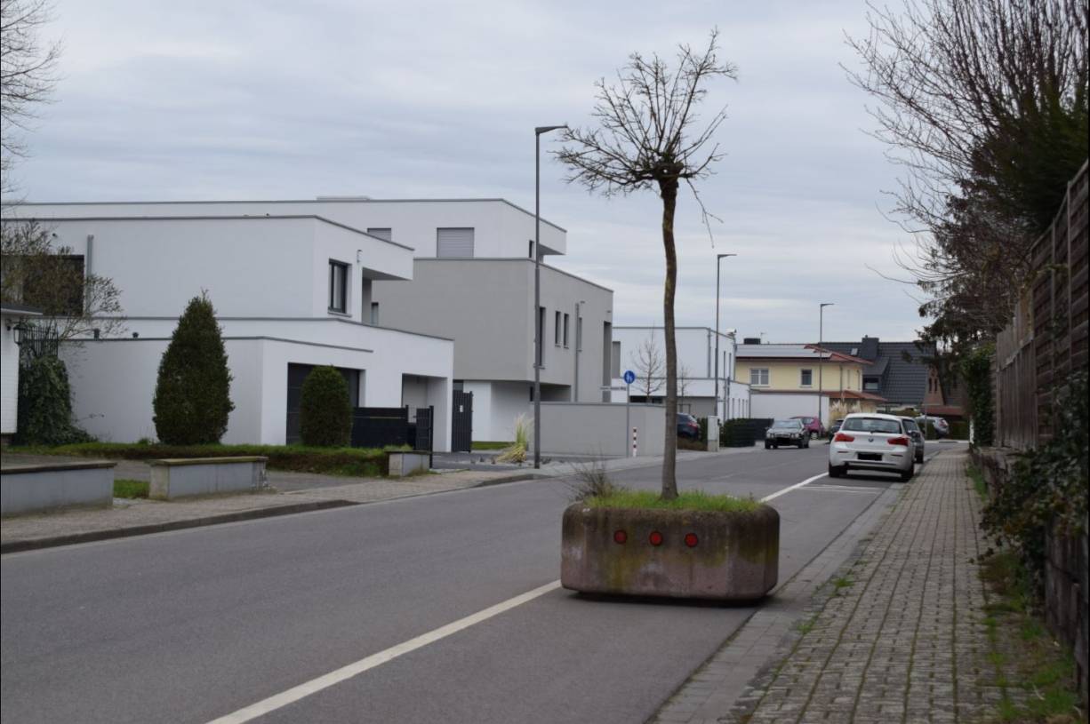 Hässliche Pflanzkübel stehen immer noch: SPD kämpft weiter