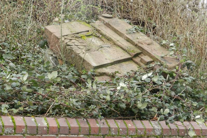  Zum Teil sind die Mauerreste mit schönen Verzierungen versehen.. 