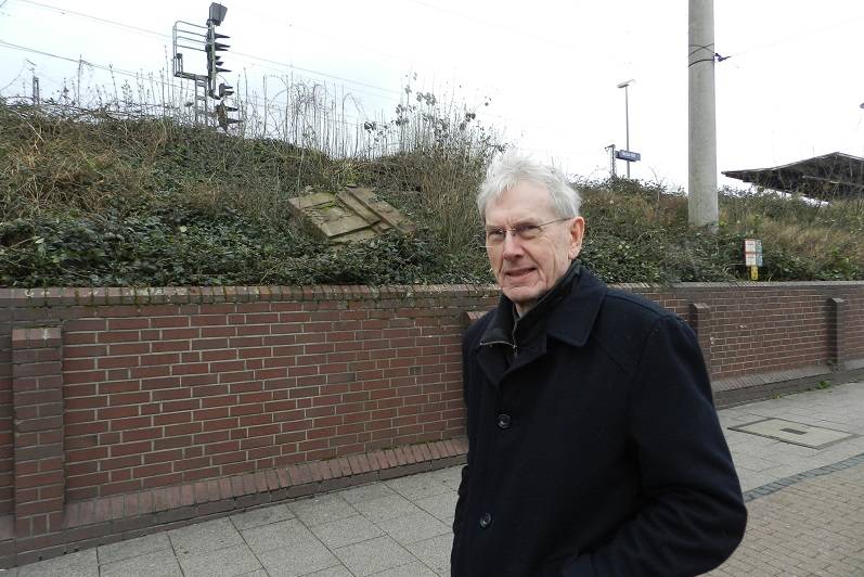  Die in der Böschung des Hauptbahnhofs aufgefundenen Mauerreste sollen erhalten bleiben. Dafür macht sich unter anderem Dr. Albert Wunsch stark. 