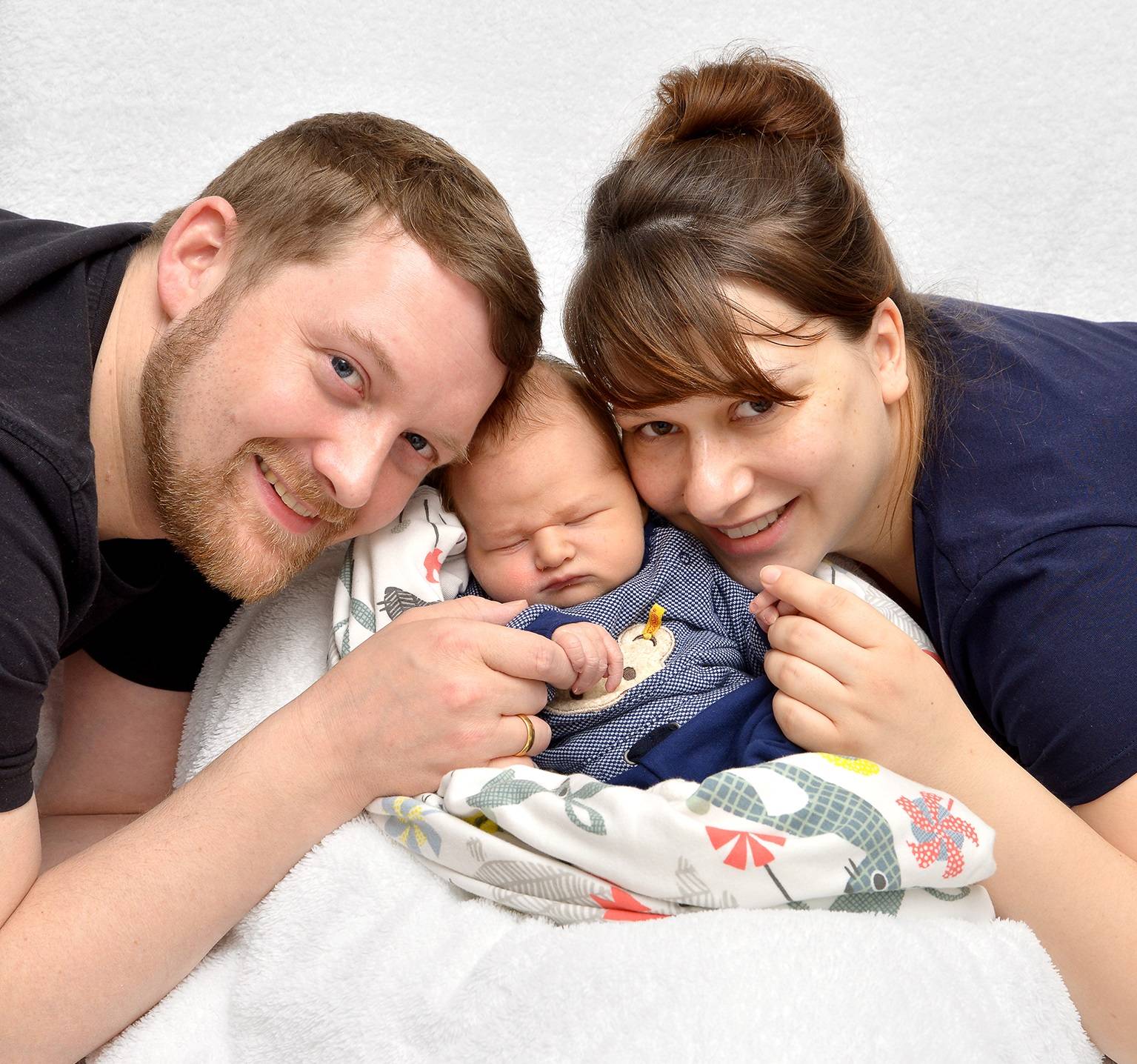  Judith und Sven Lundi mit Jonathan, der bei seinem ersten Fotoshooting friedlich schlummert.   