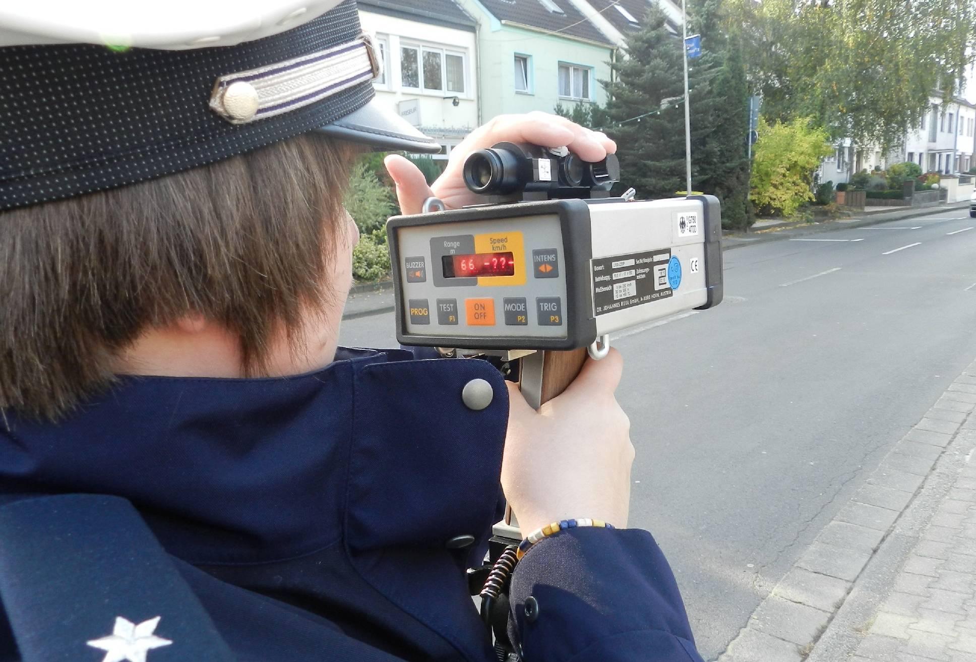Die Polizei misst Geschwindigkeiten. <![CDATA[]]>