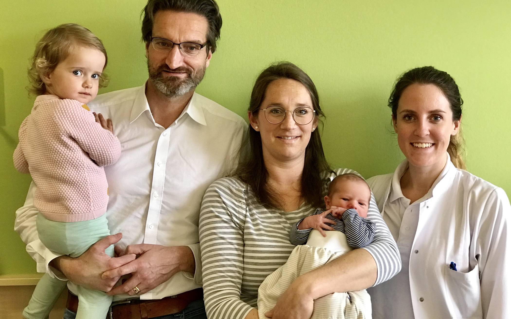  Familie Schamberger mit Baby Franz und Ärztin JennyScheuren.   