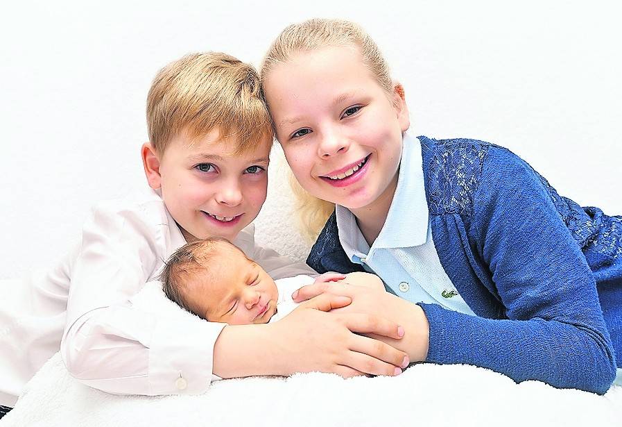 Die kleine Merle Gronau mit ihren Geschwistern Mirja (11) und Maarten (7). <![CDATA[]]>
