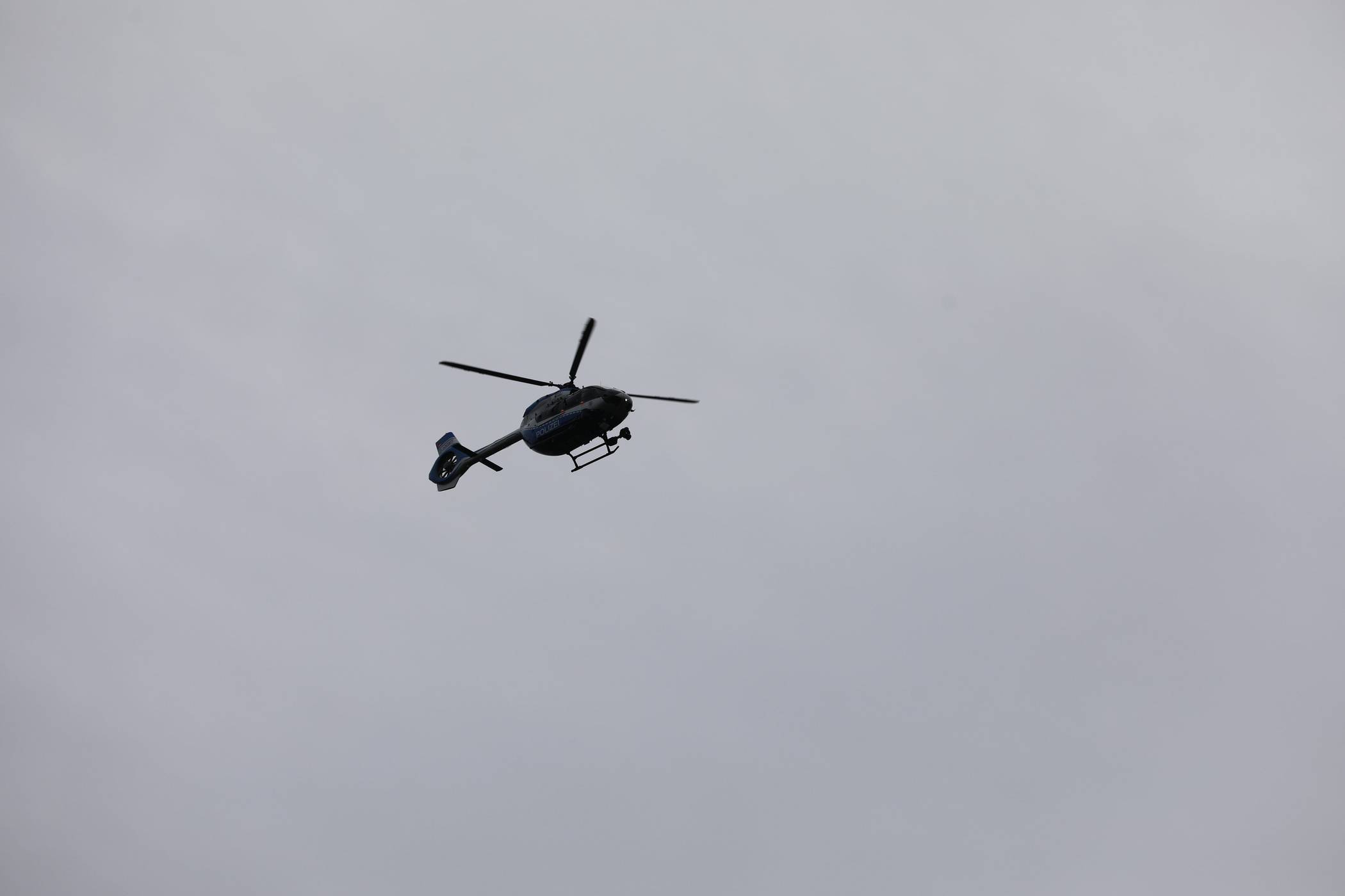  Auch ein Polizeihubschrauber war im Einsatz. 