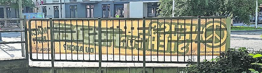 Das Banner der Organisation „Neuss steht für Frieden“ wurde erst zerschnitten und dann geklaut. <![CDATA[]]>Das Werbe-Transparent für die Kinder-Messe wurde an der Rheydter Straße rabiat ausgeschnitten. <![CDATA[]]>