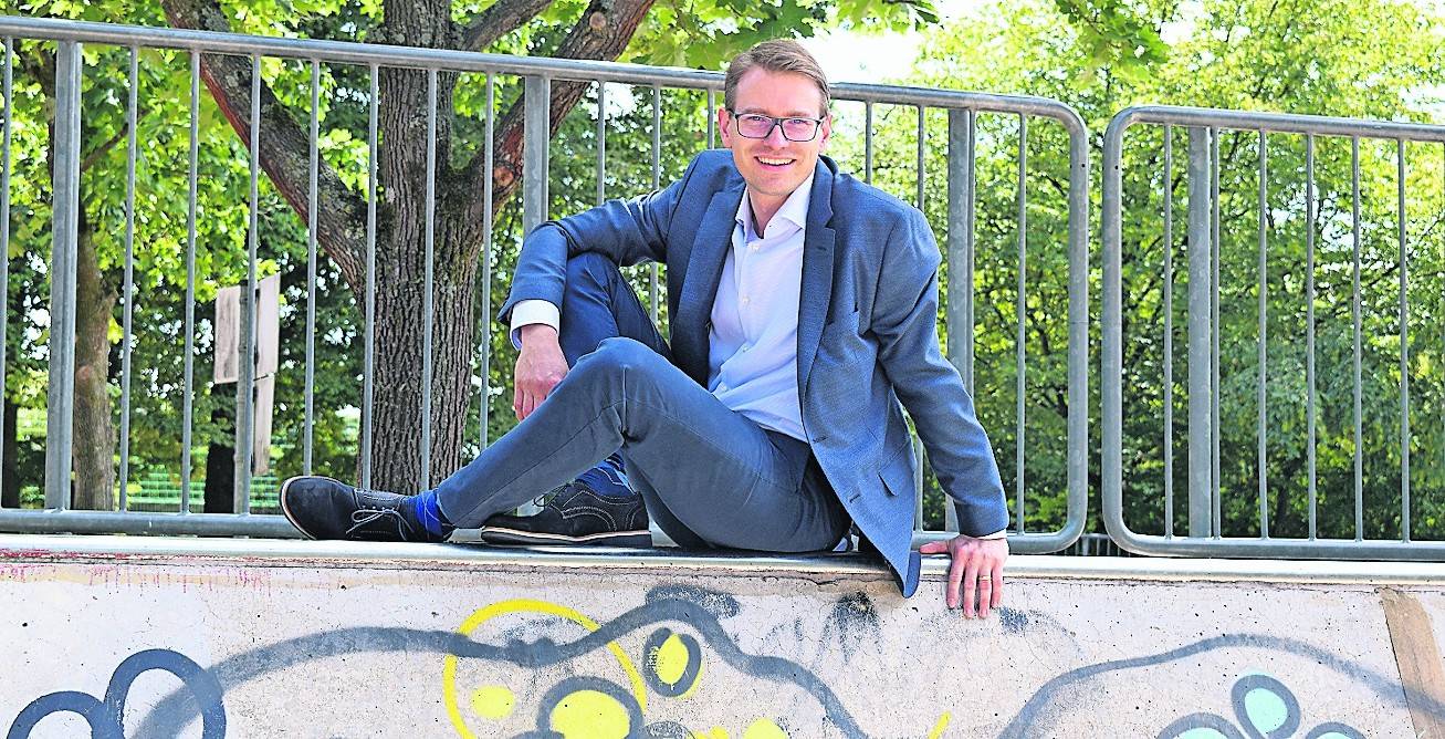 Jan-Philipp Büchler auf der Halfpipe im Skaterpark, den er selbst in den 90er Jahren mitinitiiert hatte. Jetzt will er als Bürgermeister die Zukunft der Stadt Neuss mitgestalten. <![CDATA[]]>