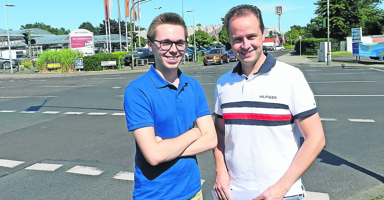 Jens Borchers (links) und Lars Christoph am Industriegebiet an der Neersener Straße (alter Ikea-Standort). Hier befindet sich ein „Weißer Fleck“ in Sachen Internetanbindung. 