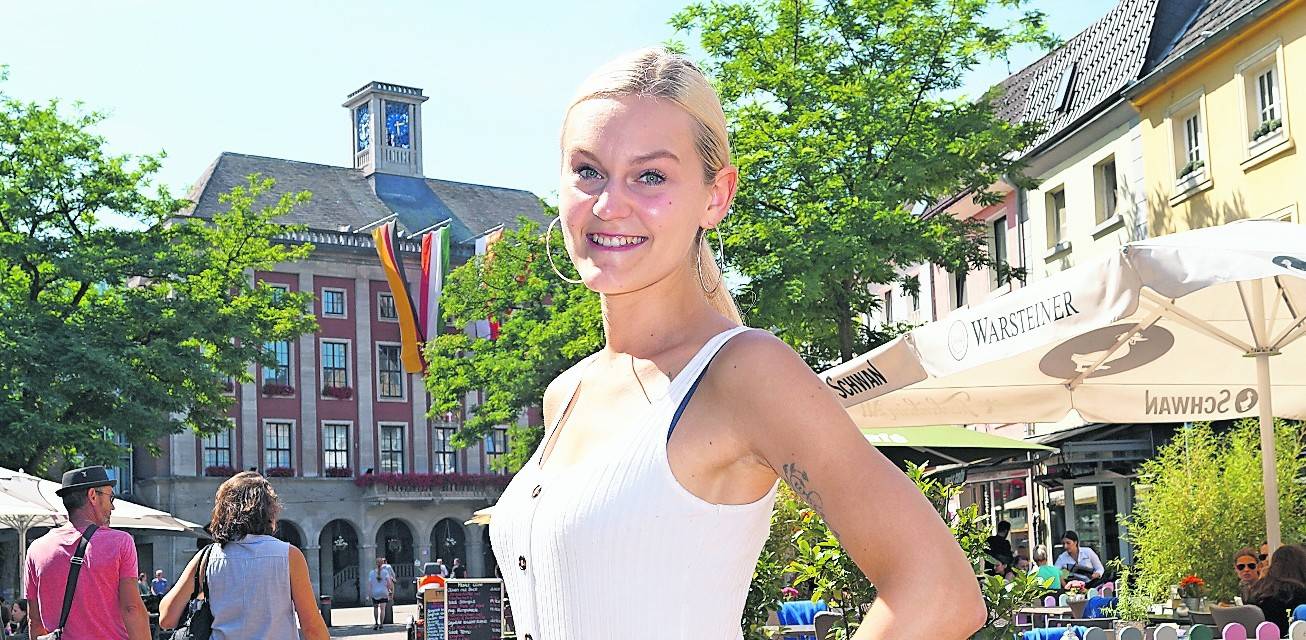 Auf dem Rathausvorplatz will die Reuschenbergerin Sarah Katharina Becher am 17. August mit ihrer Tanz-Performance neue Fans gewinnen. <![CDATA[]]>