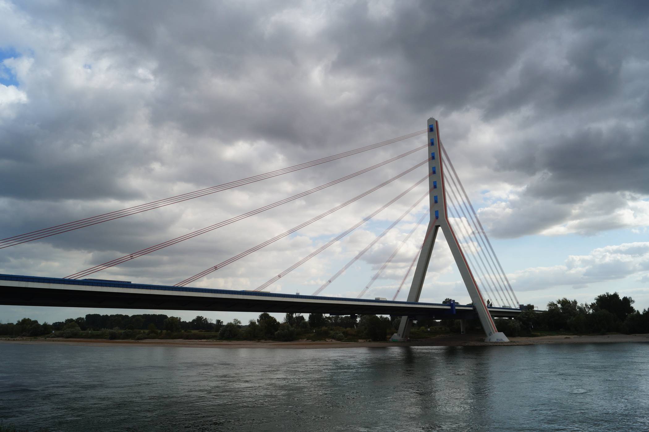  Dunkle Wolken ziehen über der Fleher Brücke auf: Um das Bauwerk steht es scheinbar schlimmer, als gedacht. 