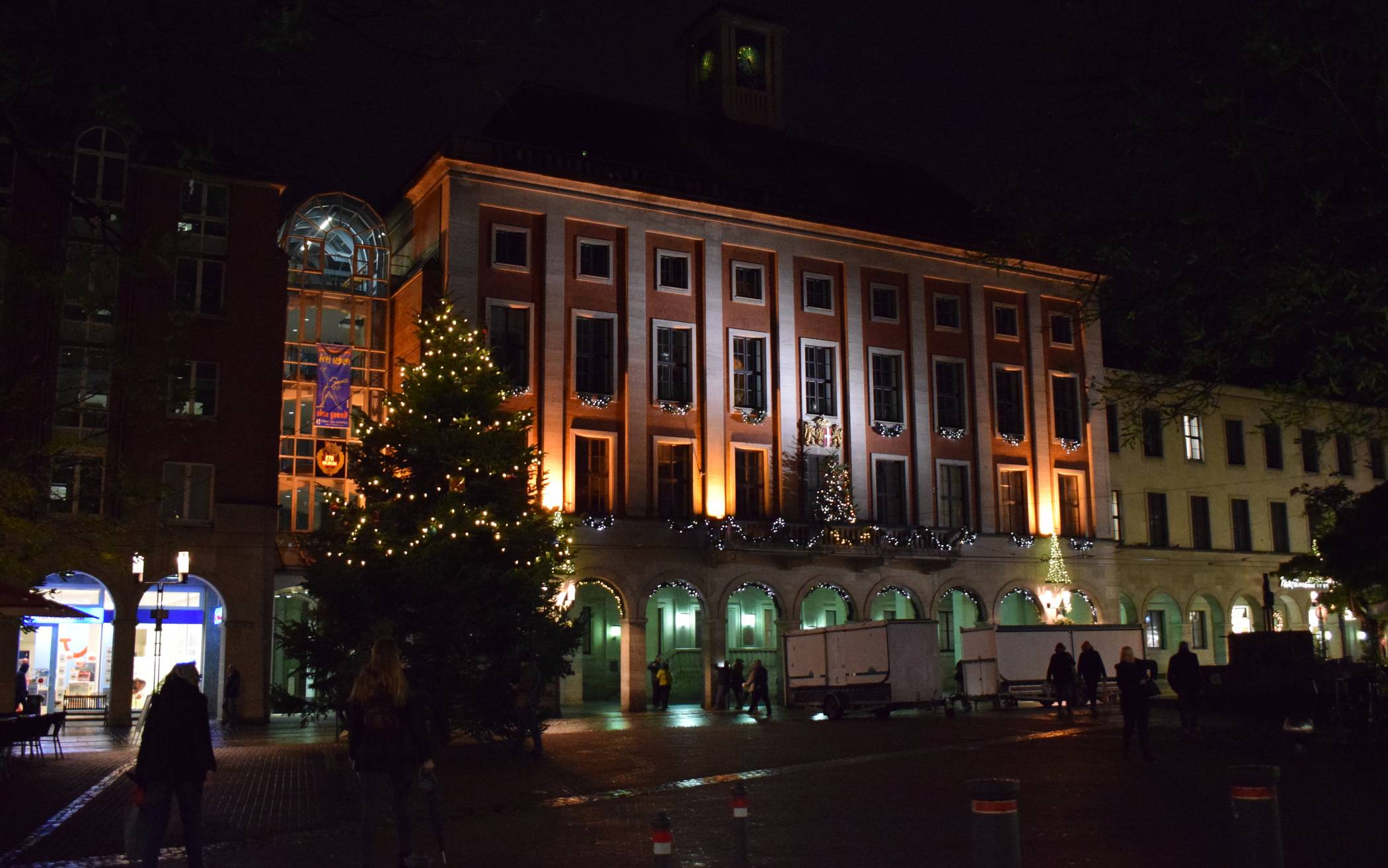  Am Samstag gehen in der City schon mal probeweise die Lichterketten an, am Dienstag folgt dann das offizielle Einschalten der Weihnachtsbeleuchtung mit dem Bürgermeister und dampfendem Glühwein.  