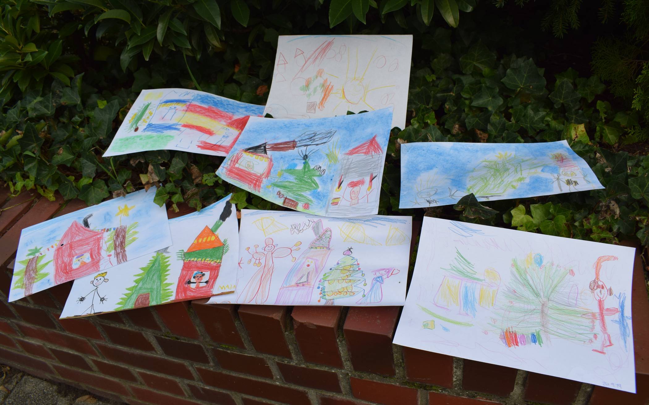  Die Kita-Kinder konnten sich in einem Malwettbewerb kreativ austoben. Die Bilder werden während des Kinderweihnachtsmarktes in der Bücherei und im Foyer des Pfarrheims St. Andreas ausgestellt. 