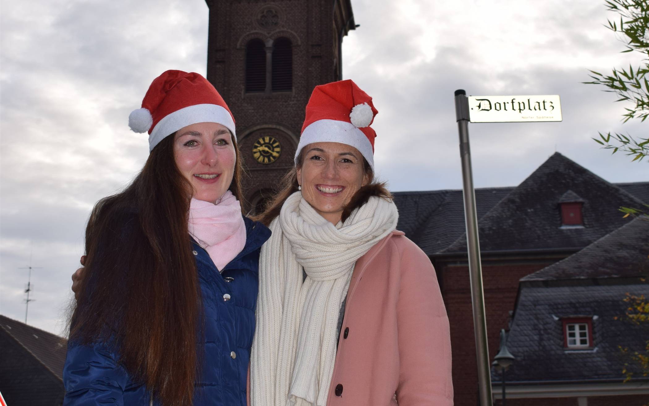  Jane Korte (rechts), Melanie Giese und weitere Eltern der St. Andreas-Kita-Kids organisieren den ersten Norfer Kinderweihnachtsmarkt. 