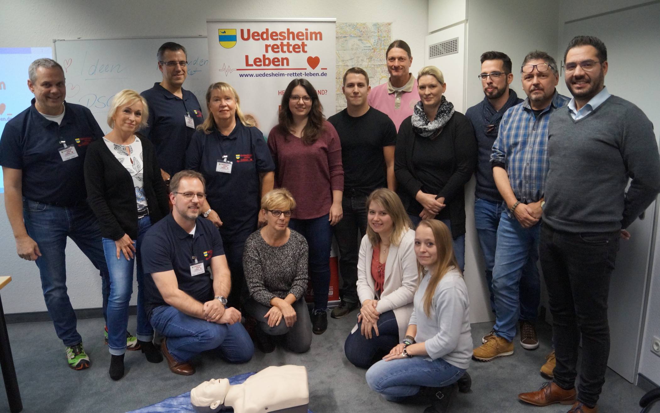  Das ehrenamtliche Team von „Uedesheim rettet Leben“ hat die Mitarbeiter des Stadt-Kuriers in Techniken der Lebensrettung geschult. 