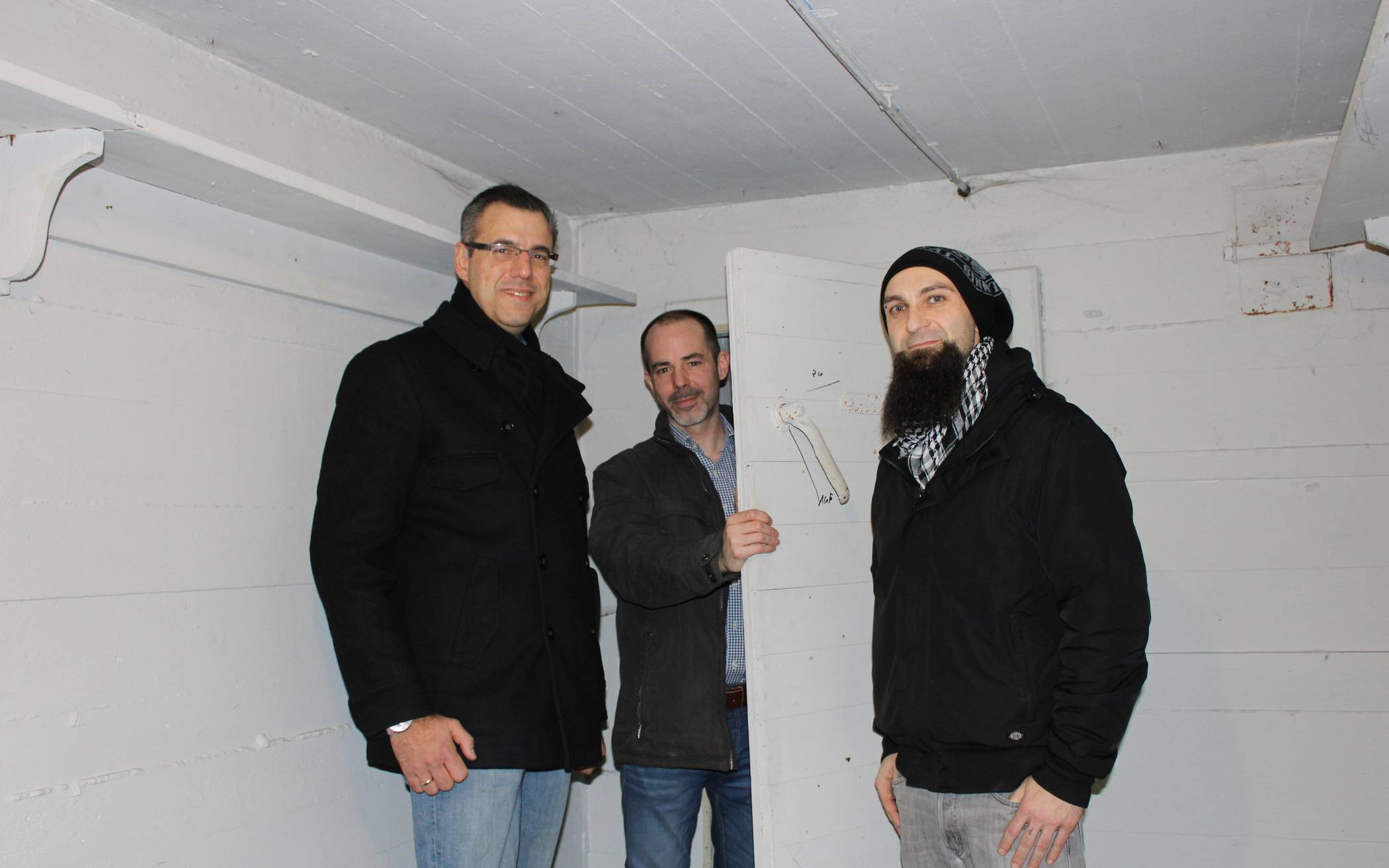  Von links: Stadtverordneter Stefan Crefeld (CDU) stieg gemeinsam mit Stefan Rosellen und Jörn Esposito in eine Luftschutzanlage in Uedesheim hinab. 