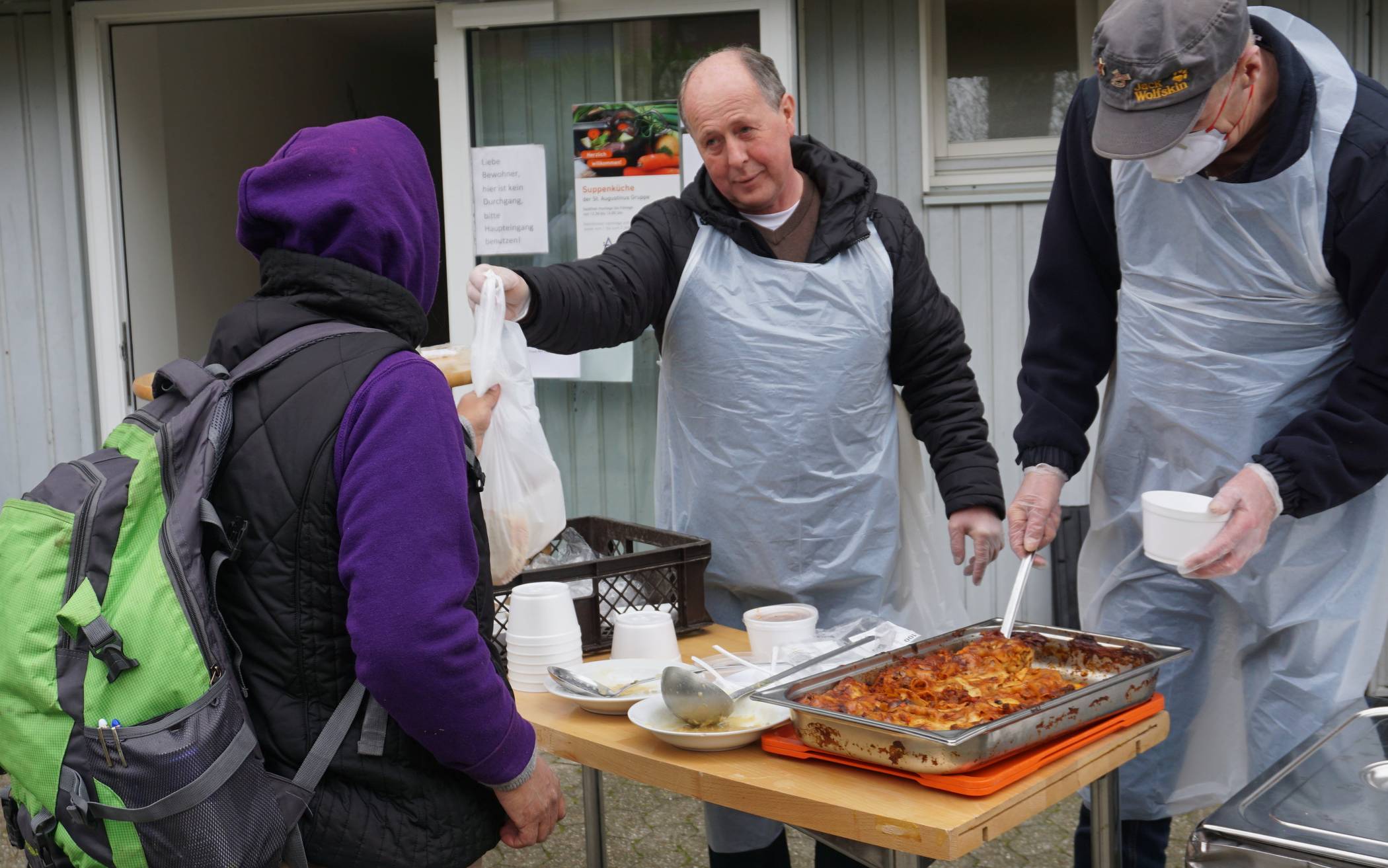  Die Suppenküche der St. Augustinus Gruppe verteilt weiterhin warme Mahlzeiten an Bedürftige. 