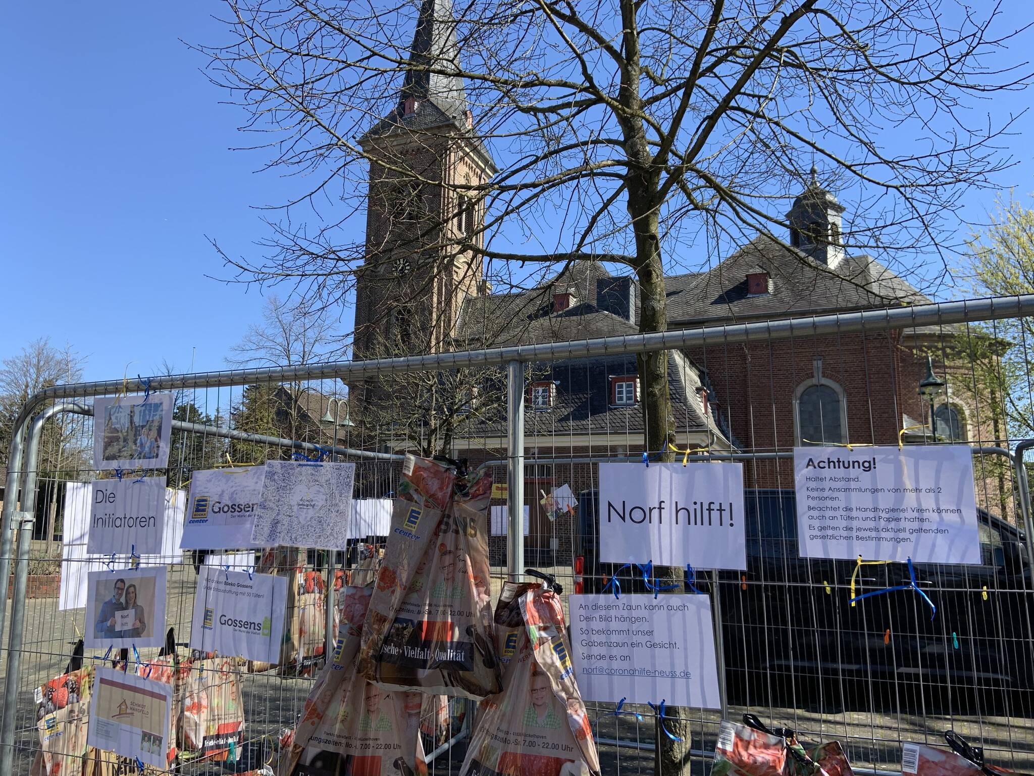 Norfer Bürger stellen einen Gaben- und Fürbittenzaun auf