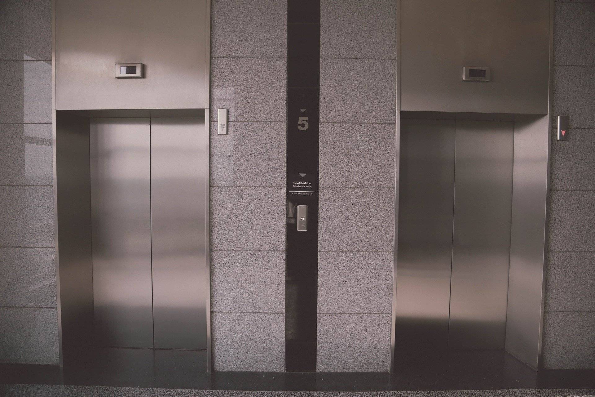  In Fahrstühlen kann der nötige Abstand zu anderen kaum eingehalten werden. Daher bittet ein Neusser: „Benutzt den Aufzug einzeln!“ 