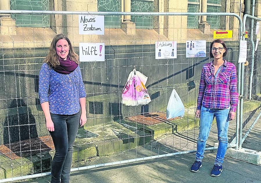   Judith Krey und Vanessa Billen mit ihrem Gabenzaun.  