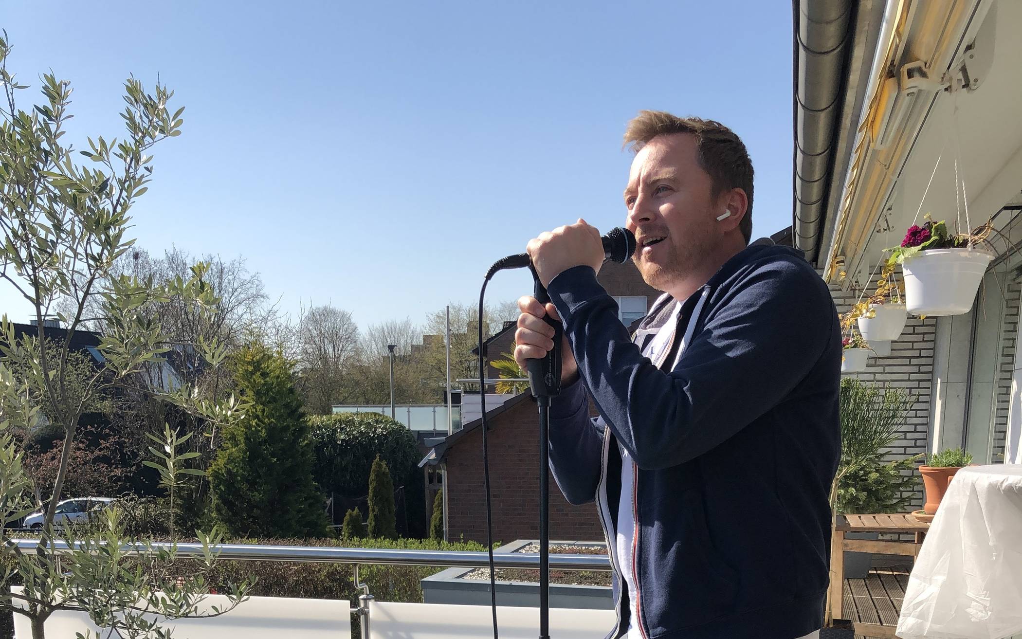 Getrennt und doch zusammen: Sänger erfreuen Nachbarn mit Balkon-Konzerten