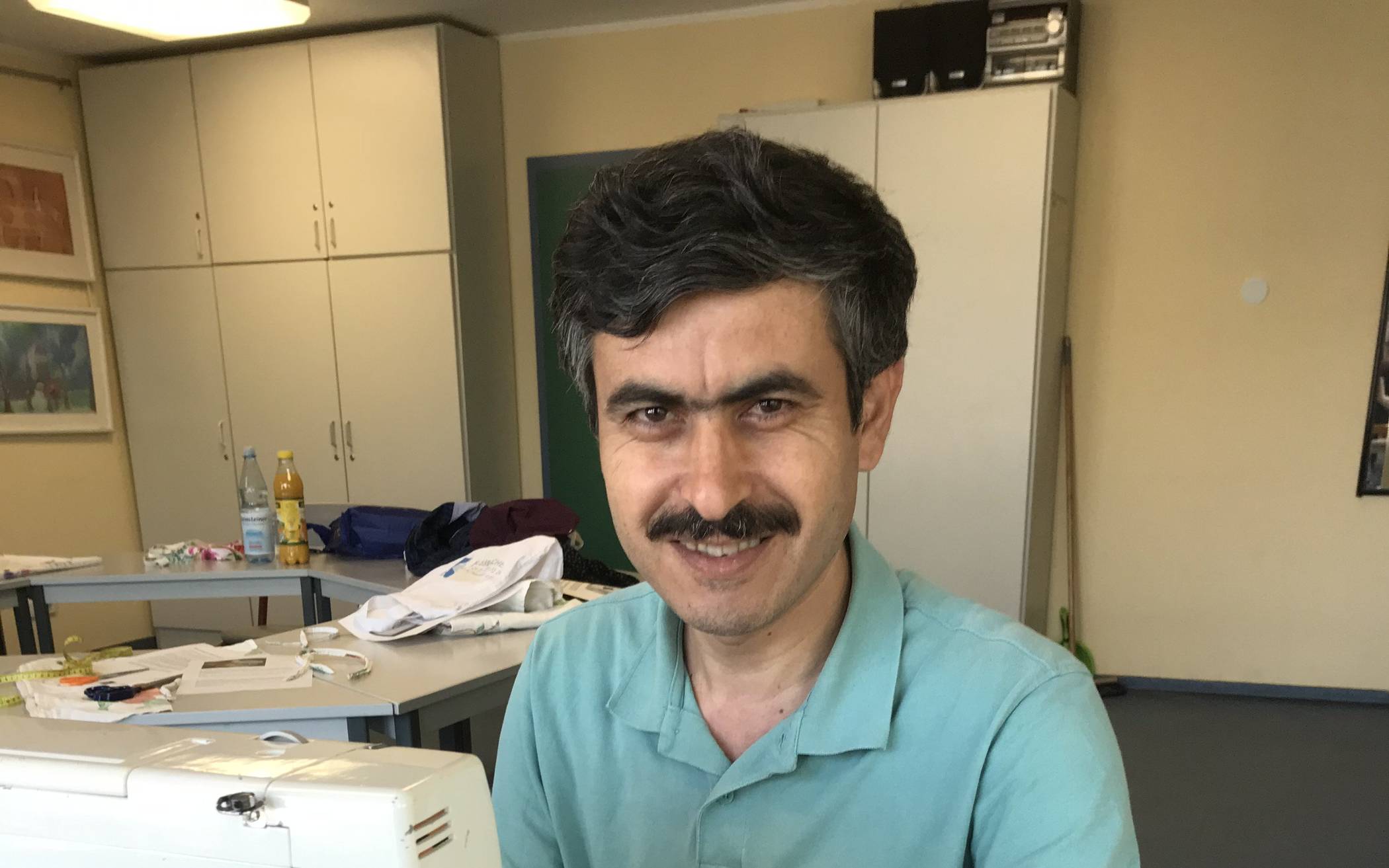  Profi-Schneider Hasan Kakaj Mohammed aus Syrien hilft in der Nähwerkstatt 