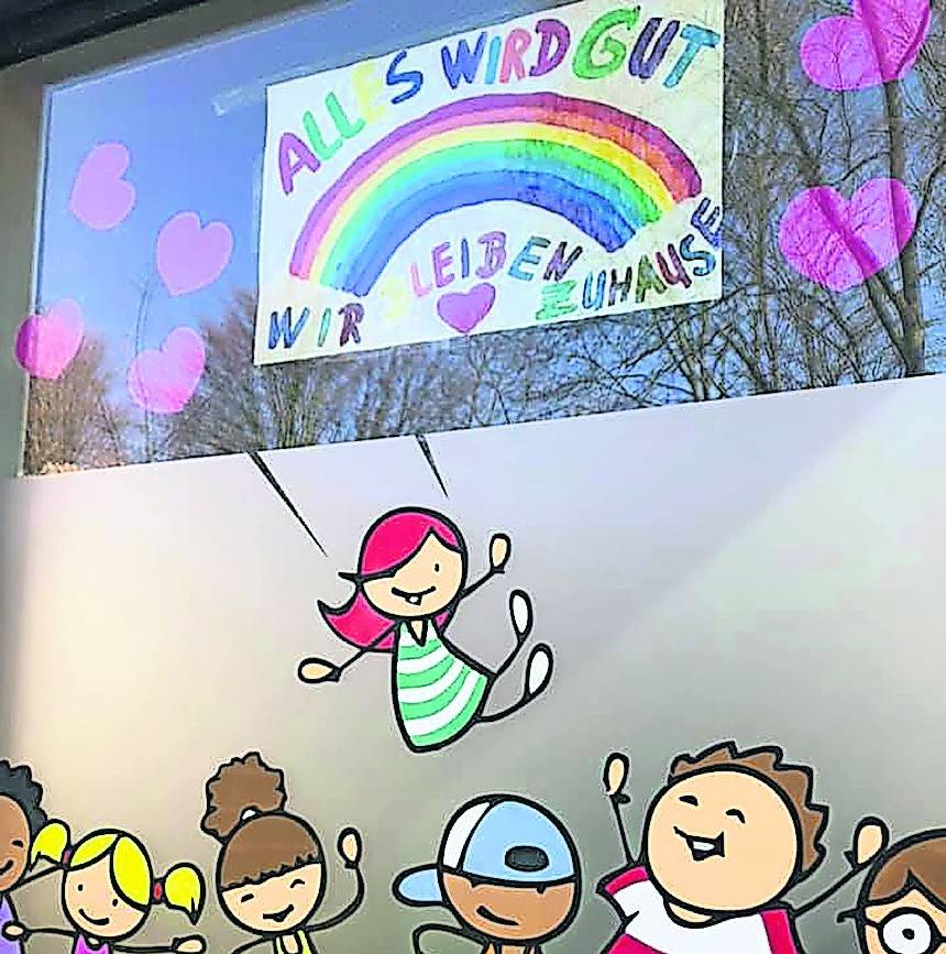  Regenbogen-Gemälde – hier in der Kita „Wirbelwind“ – sollen Hoffnung machen.Einige Einschränkungen wurden gelockert, andere Maßnahmen schränken unser Leben noch mehr ein. 