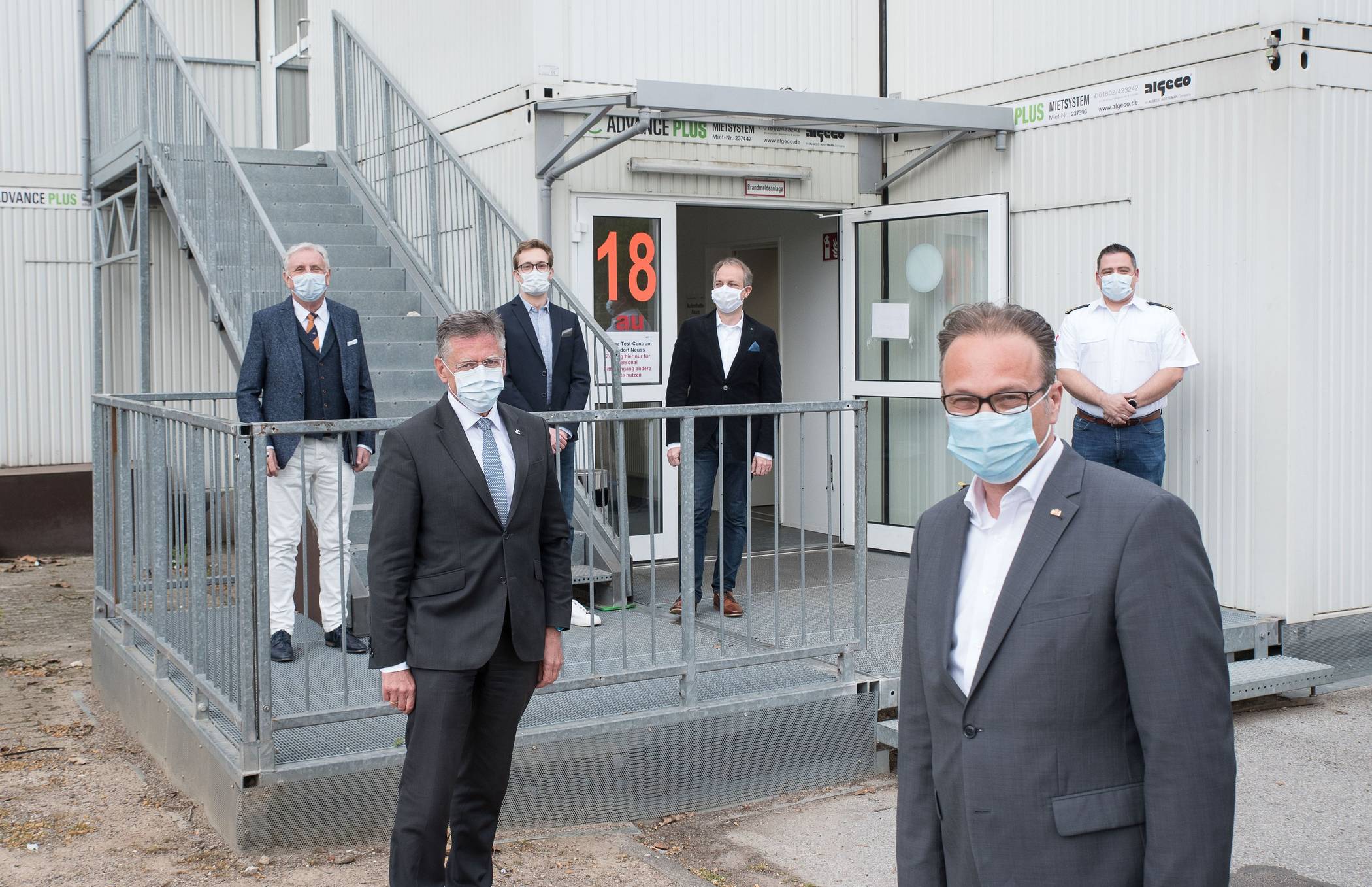  Landrat Hans-Jürgen Petrauschke und Bürgermeister Reiner Breuer beim Besuch des Corona Testcenters mit (v.l.) Dr. Gerd Steiner, Tim Pukies, Dr. Guido Pukies und Daniel Brandt vom DRK 