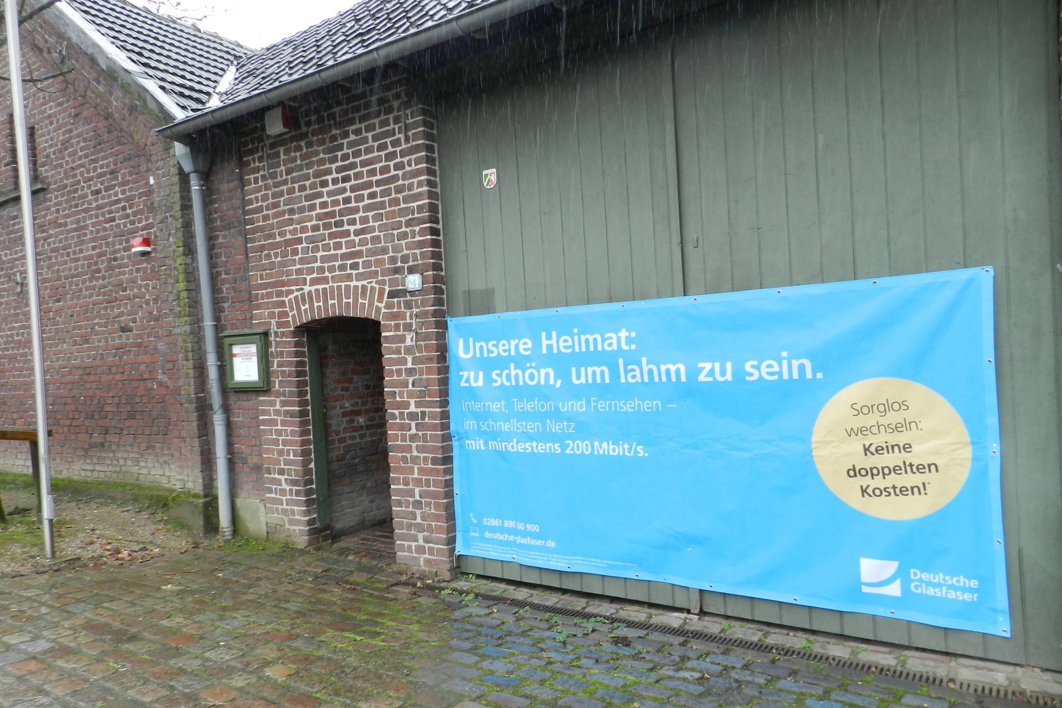  Auch am Vorster Tuppenhof wird Reklame für die Glasfaser gemacht. 