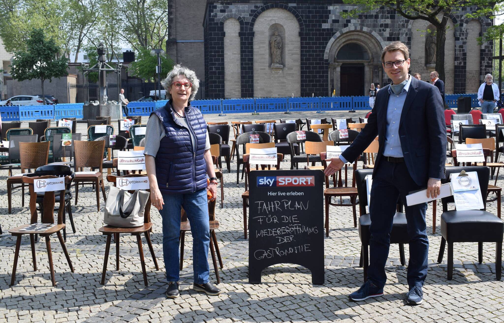  Der CDU-Bürgermeisterkandidat Jan-Philipp Büchler – hier bei der Aktion „Leere Stühle“ auf dem Neusser Marktplatz – will die Neusser Gastronomen zu einem Crowdfunding-Projekt animieren, Bärbel Edith Kohler (MIT) unterstützt diese Initiative.  