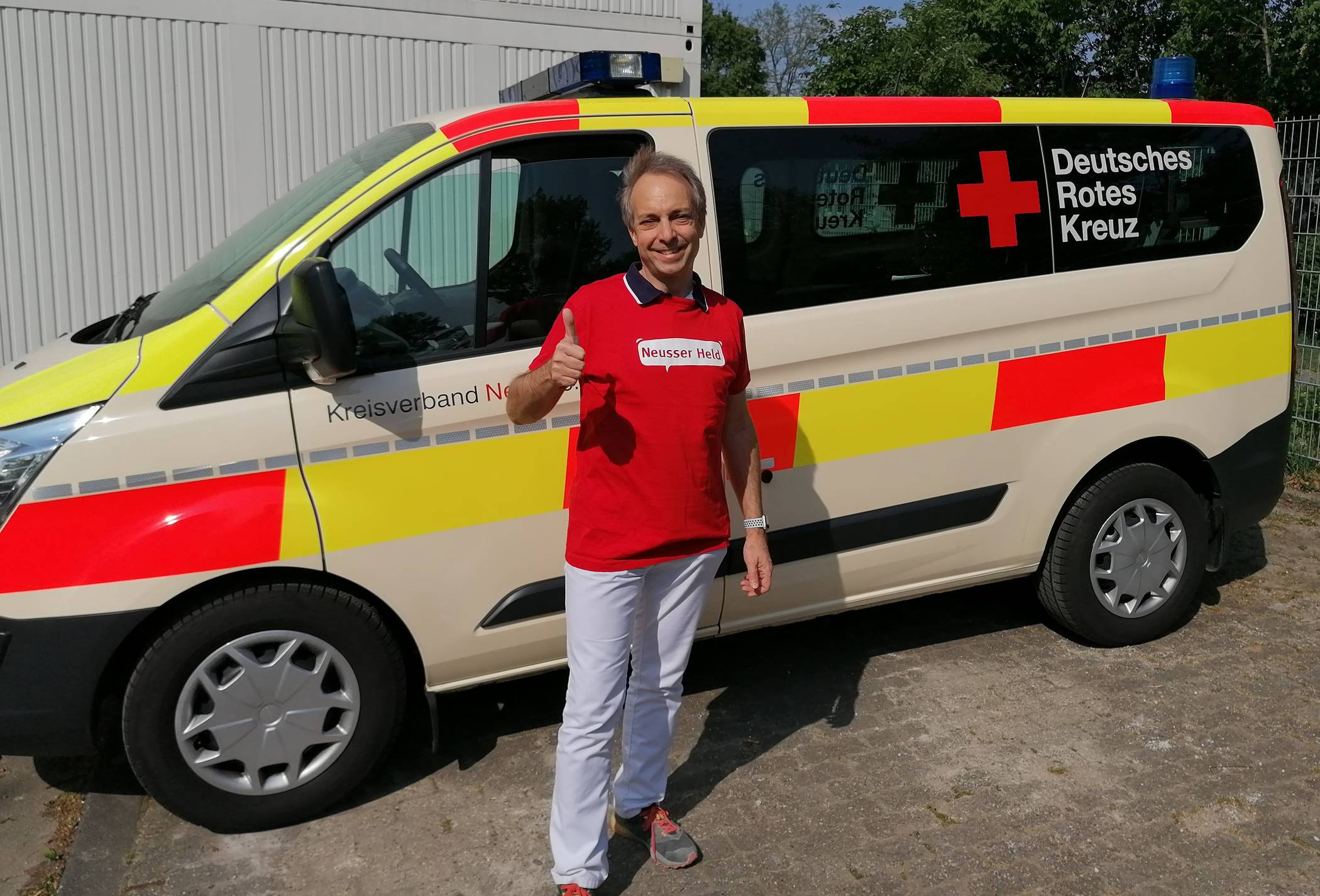  Auch Dr. Guido Pukies trägt das „Helden“-Shirt der Stadtwerke Neuss. 