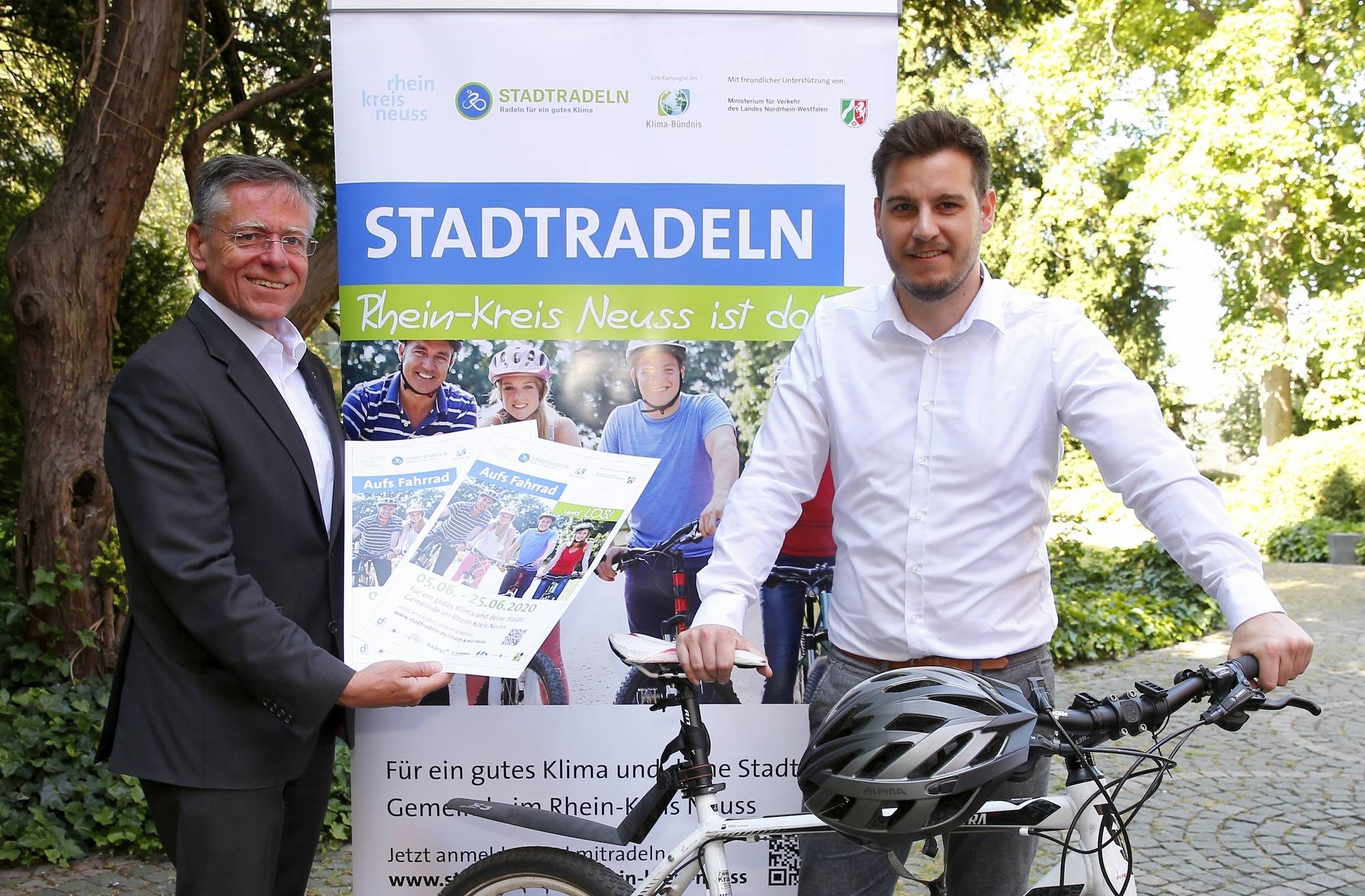  Landrat Hans-Jürgen Petrauschke (l.) und Michael Ruß von der Kreiswirtschaftsförderung hoffen auf eine rege Teilnahme am diesjährigen Wettbewerb. 