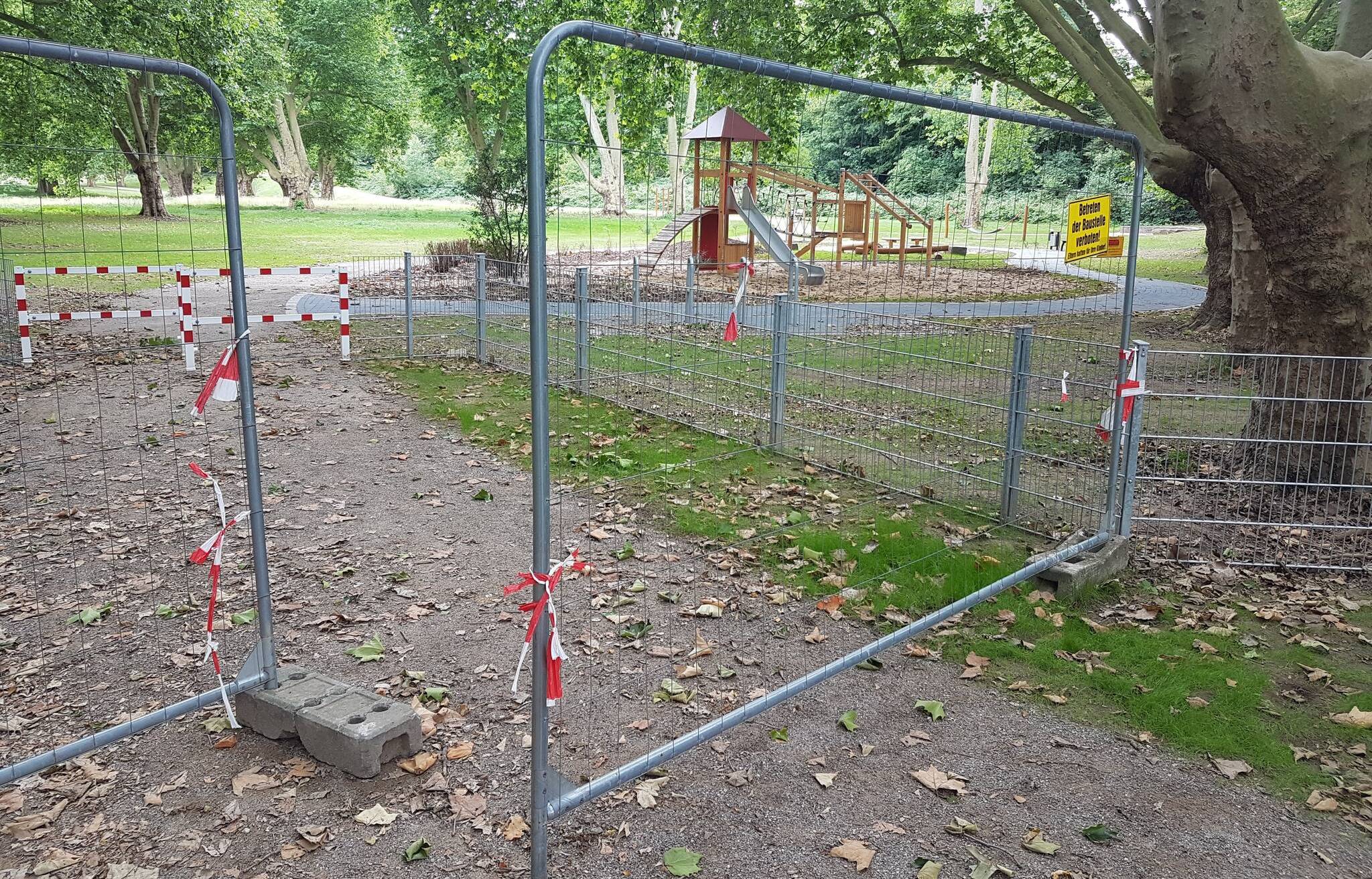  „Betreten der Baustelle verboten!“ heißt es auf dem Schild. Vor allem Familien haben kein Verständnis, dass ihre Kinder den Spielplatz noch nicht nutzen dürfen. 