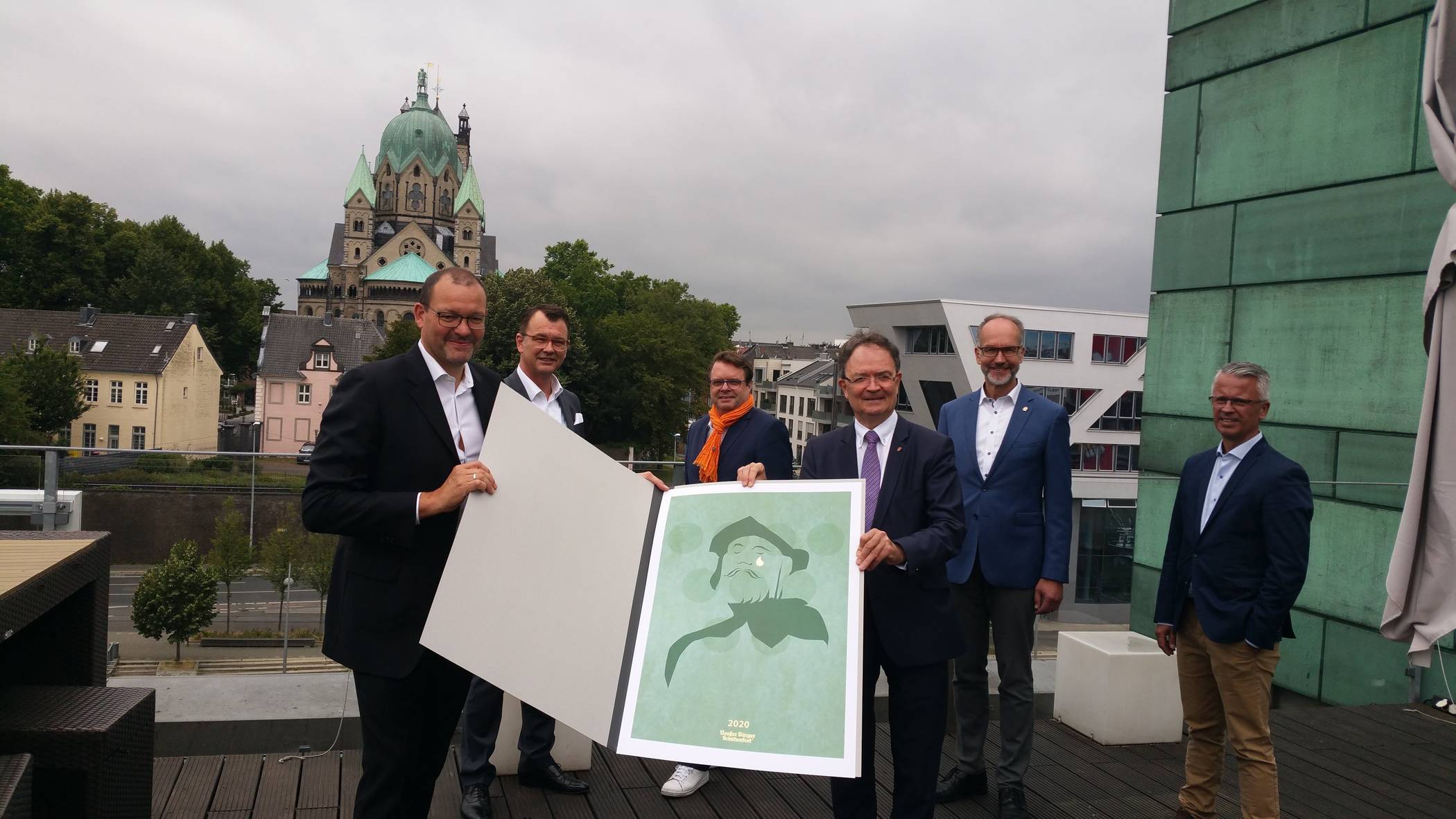  Das Schützenkomitee unter der Leitung von Präsident Martin Flecken (4. von links) hat gemeinsam mit den Kommunikationsexperten Ralph Kindel und Marc Hillen kreative Beiträge für die Aktion „Wir.Schützen.Neuss“ gefunden. Jeder kann mitmachen. 