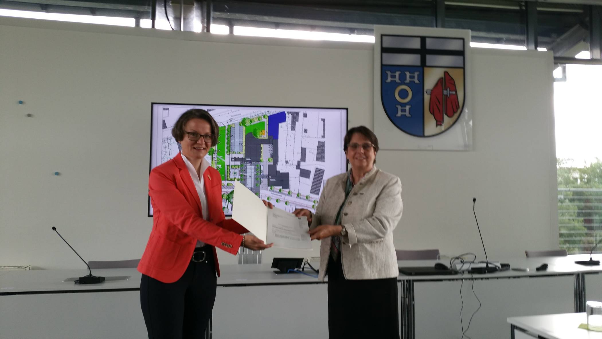  NRW-Heimatministerin Ina Scharrenbach (links) übergab am Dienstag Bürgermeisterin Dr. Ulrike Nienhaus den Förderbescheid für die Umgestaltung des Bereichs Rathausstraße/St. Martinus 