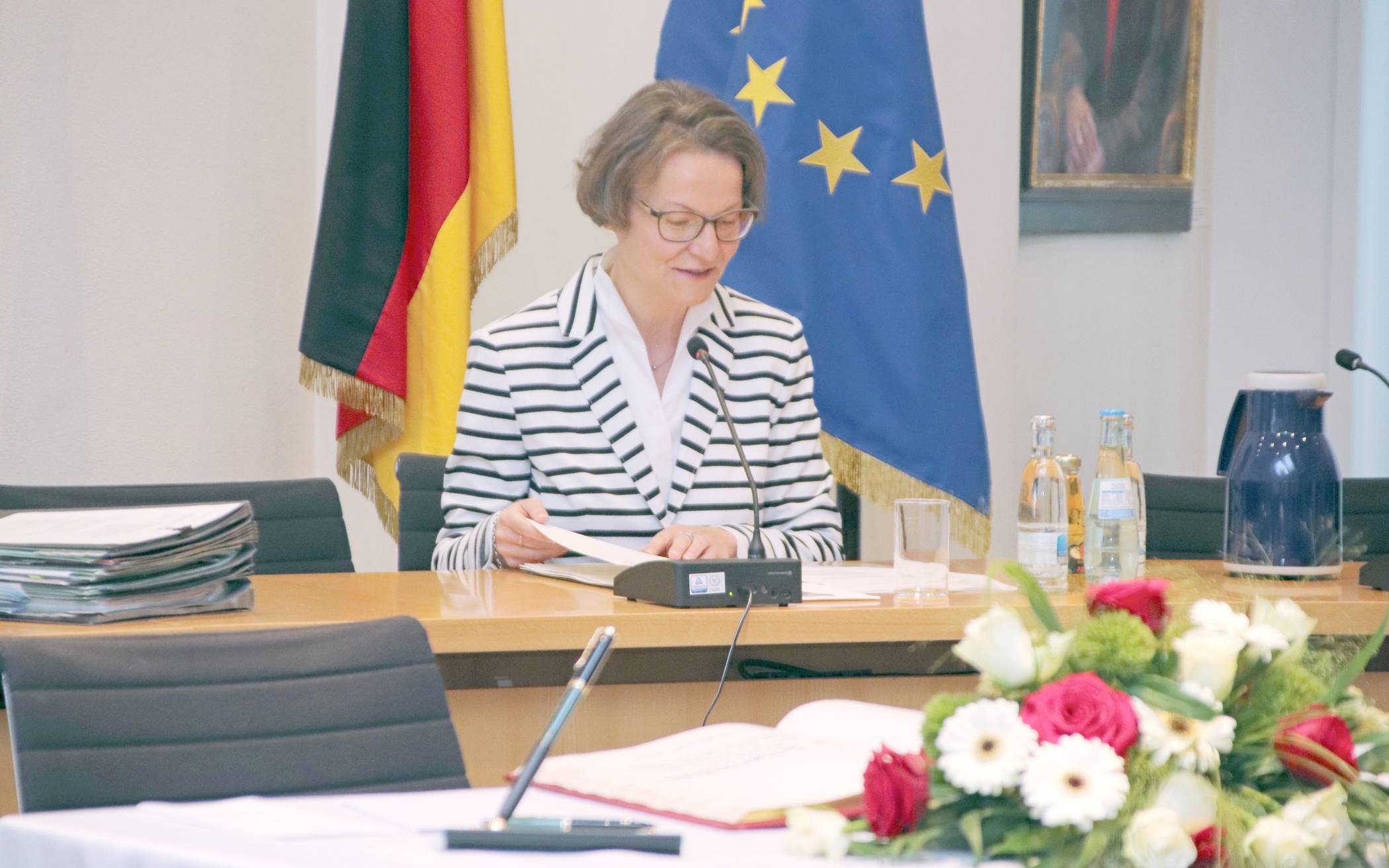 Die Ministerin für Heimat, Kommunales, Bau und Gleichstellung des Landes NRW hat sich bei ihrem Besuch in das Goldene Buch der Stadt Neuss engetragen. 