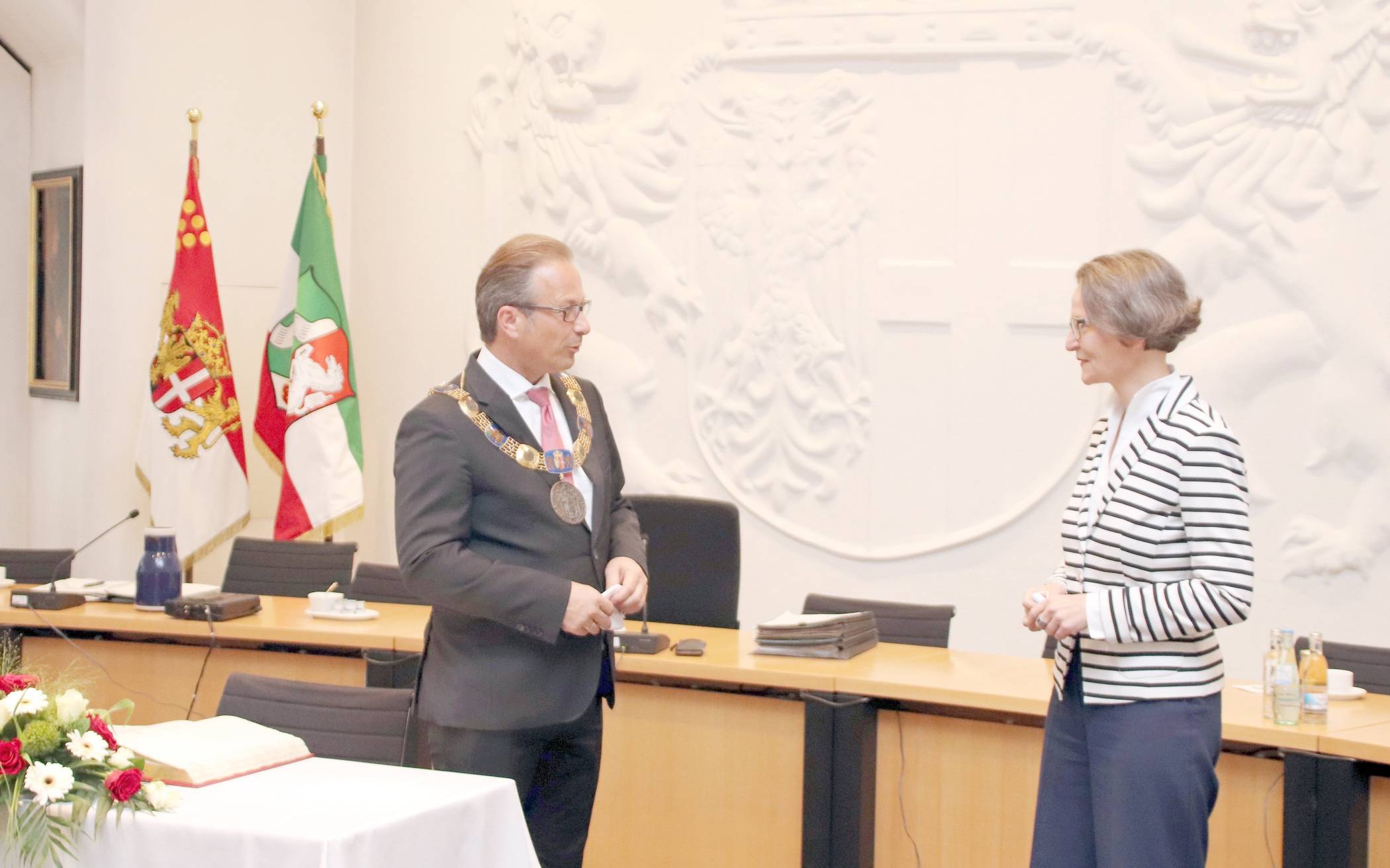  Ministerin  Ina Scharrenbach, wurde von Bürgermeister Reiner Breuer im Rathaus der Stadt Neuss empfangen. 