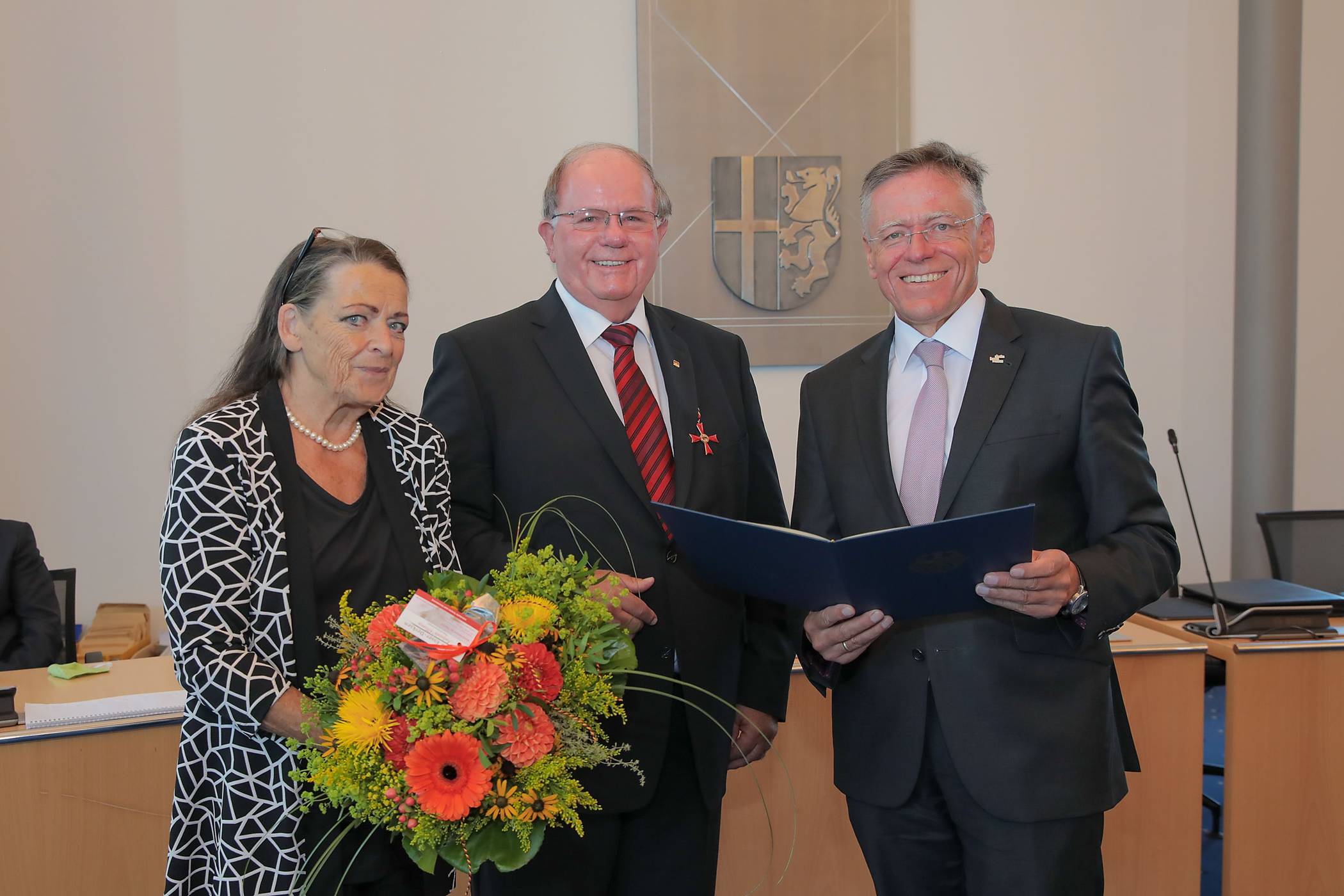  Bundesverdienstkreuz am Bande verliehen: Landrat Hans-Jürgen Petrauschke (r.) mit Theo Thissen und Gattin Heidi im Kreissitzungssaal in Grevenbroich. 