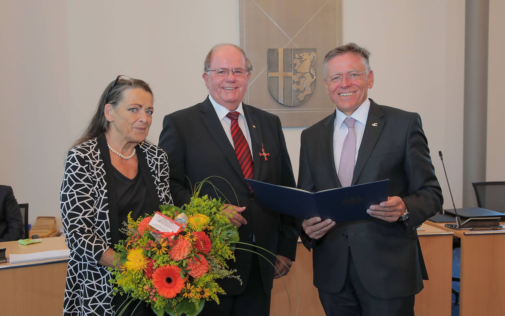  Bundesverdienstkreuz am Bande verliehen: Landrat Hans-Jürgen Petrauschke (r.) mit Theo Thissen und Gattin Heidi im Kreissitzungssaal in Grevenbroich. 