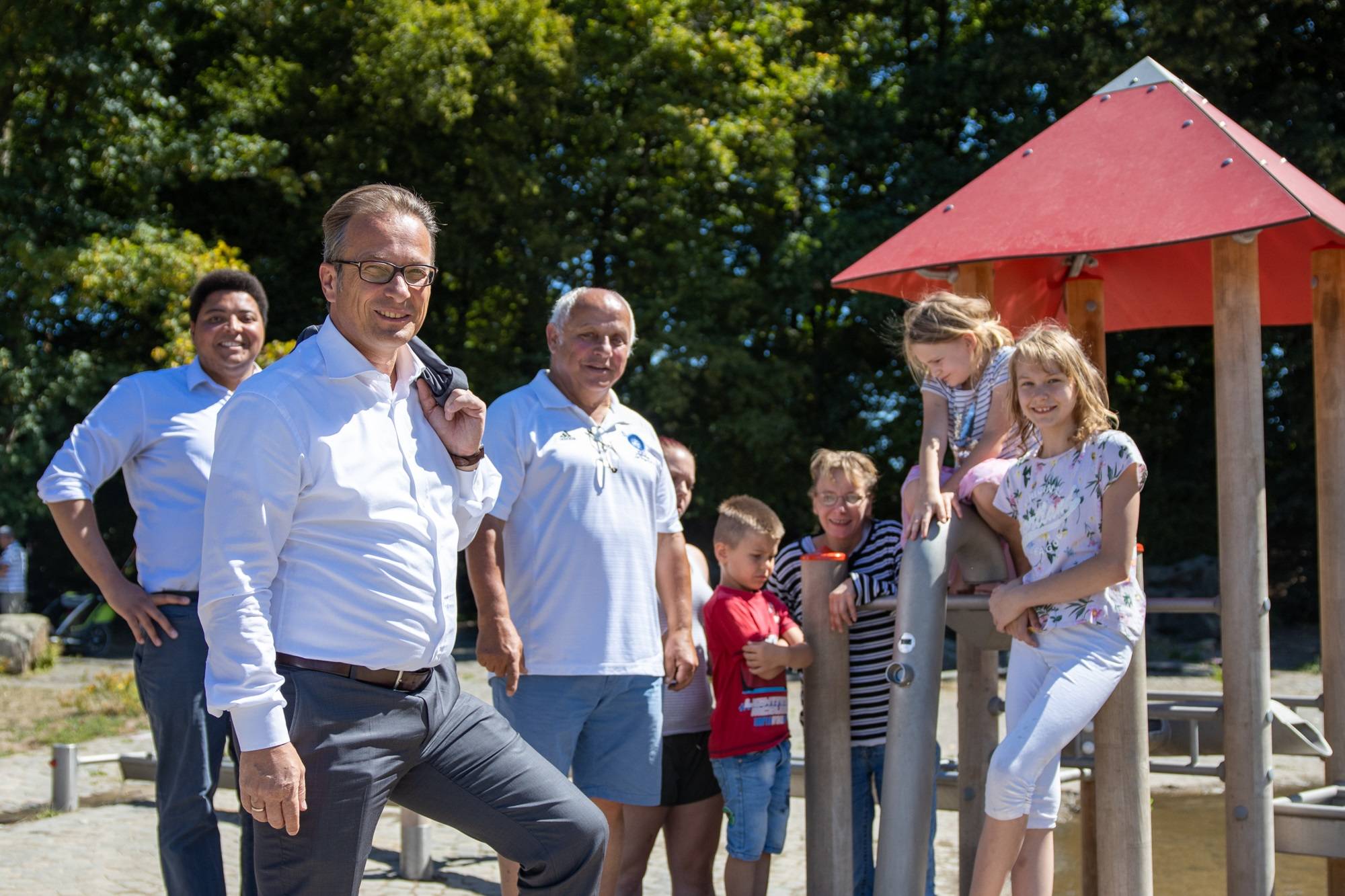 Neusser Kinder freuen sich über Wasserspiel am Jröne Meerke