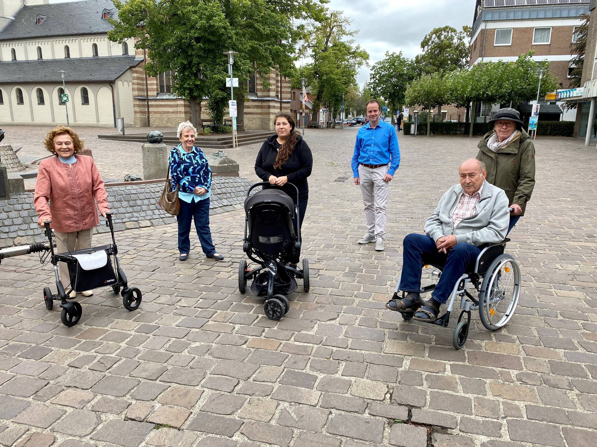  Der CDU-Bürgermeisterkandidat Lars Christoph (3.v.r.) hatte Bürger zu einem Ortstermin eingeladen. Ob mit Rollator, Rollstuhl oder Kinderwagen – der Gang über den Rathausplatz ist beschwerlich. Dieser Ansicht ist auch Gerda Linden (2.v.l.) vom Seniorenbeirat. 