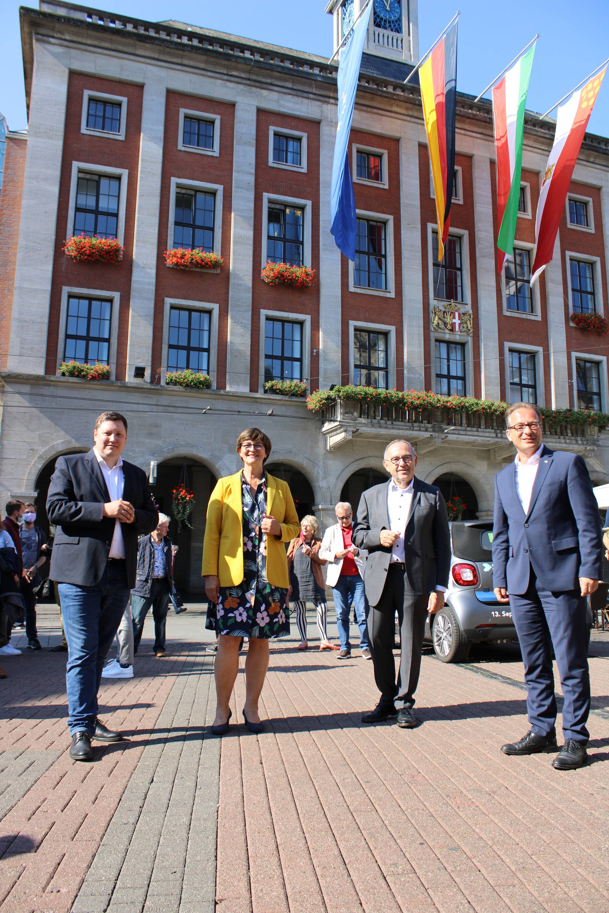  Landratskandidat Andreas Behncke, Saskia Esken, Norbert Walter-Borjans und Bürgermeister Breuer (v.l.) standen auf dem Marktplatz den Bürgern Rede und Antwort. 