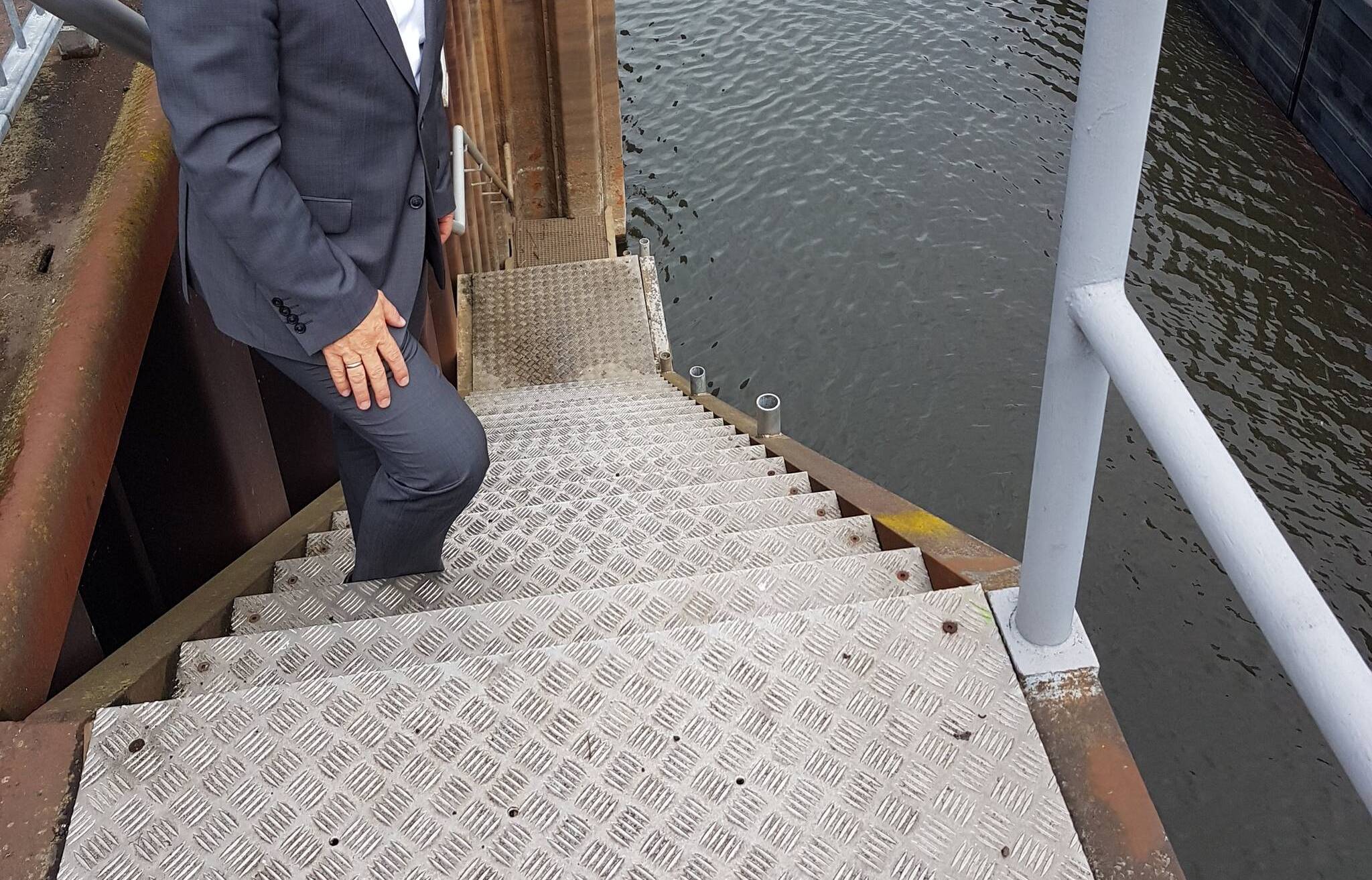  Reiner Breuer auf der steilen Treppe: Hier soll ein schwimmender Ponton als Anlegestelle den Einstieg in den Wasserbus barrierefrei gestalten. 