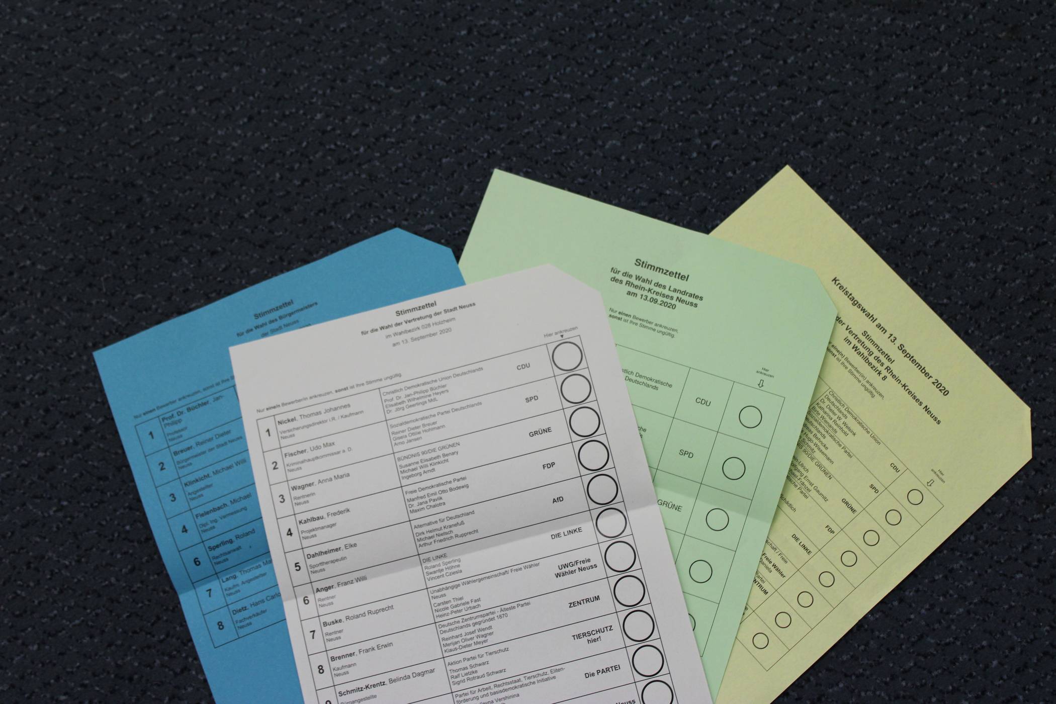  Jeder nur ein Kreuz: Es gibt vier Stimmzettel – für die Wahlen von Bürgermeister (blau), Stadtrat (weiß), Landrat (grün) und Kreistag (gelb). 