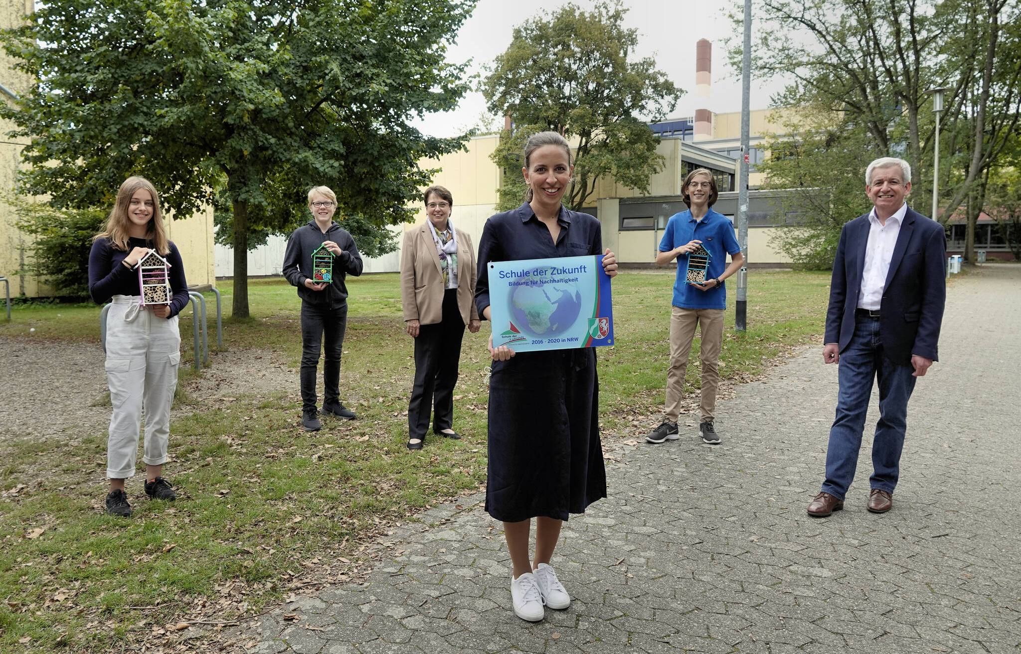  Von rechts: Schulleiter Bruno von Berg, Lehrerin Laura Düren und Bürgermeisterin Dr. Ulrike Nienhaus mit Schülern des Projekts zu sehen. 