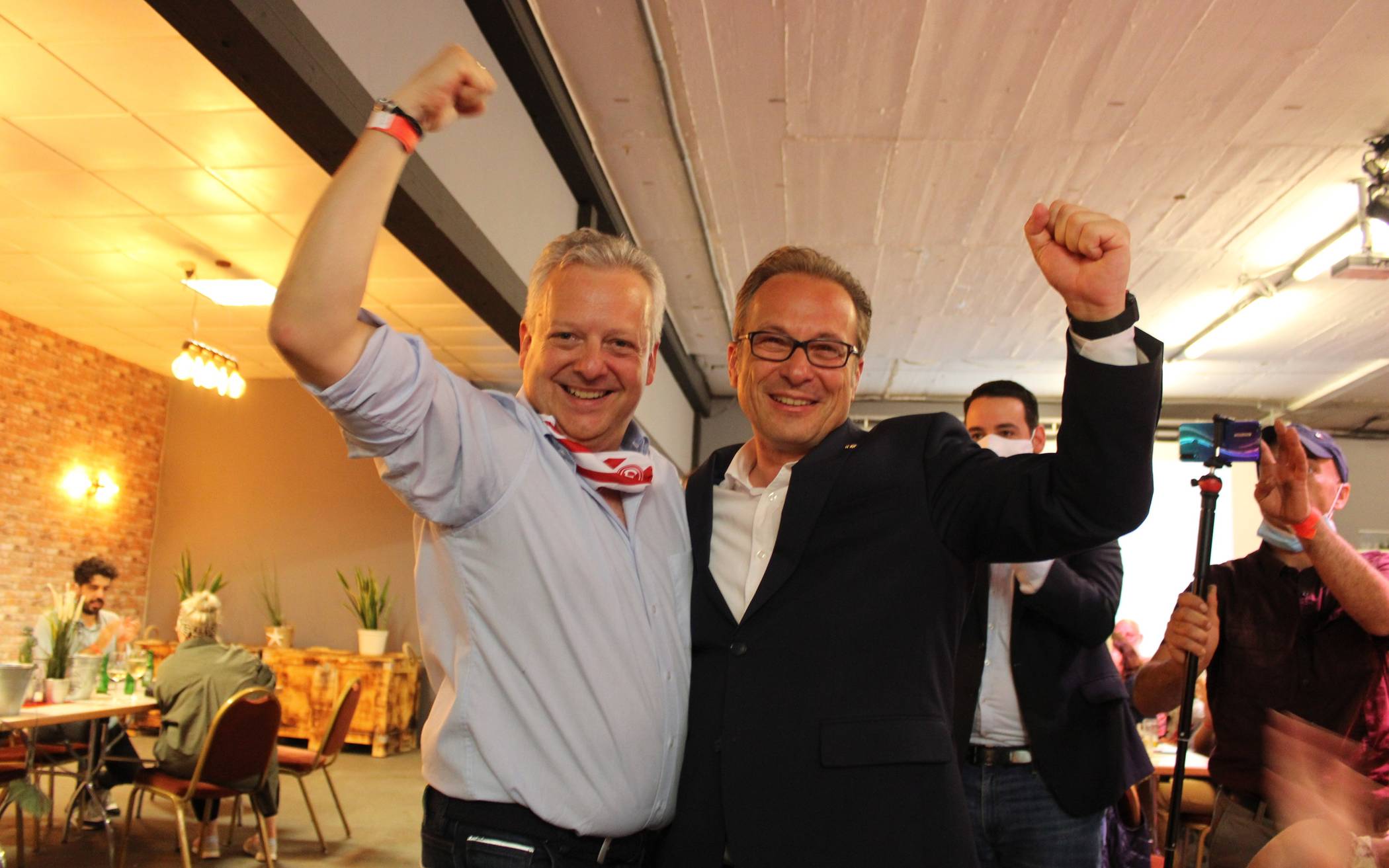 Bei der SPD wurde gefeiert: Arno Jansen (links) sicherte sich ein Direktmandat und...