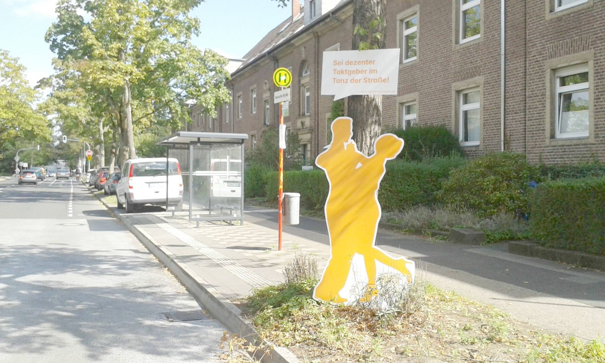  Aufgestellte unbewegliche, aber auffällige Tanzpaare in Lebensgröße wecken am Straßenrand Neugierde und verbreiten die Botschaften der Kampagne. 
