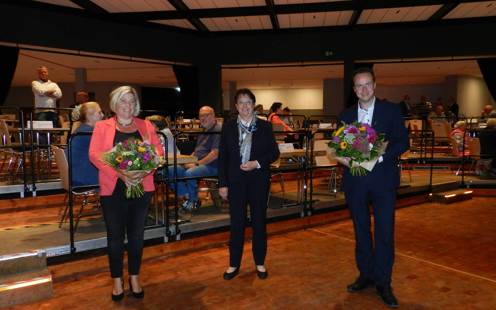  Uschi Baum (links) kam auf 29,6 Prozent der Wählerstimmen, Lars Christoph (rechts) auf 32,9 Prozent. Am 27. September müssen beide in die Stichwahl. Blumen gab es von Bürgermeisterin Dr. Ulrike Nienhaus (Mitte) allerdings schon mal im Vorfeld. 
