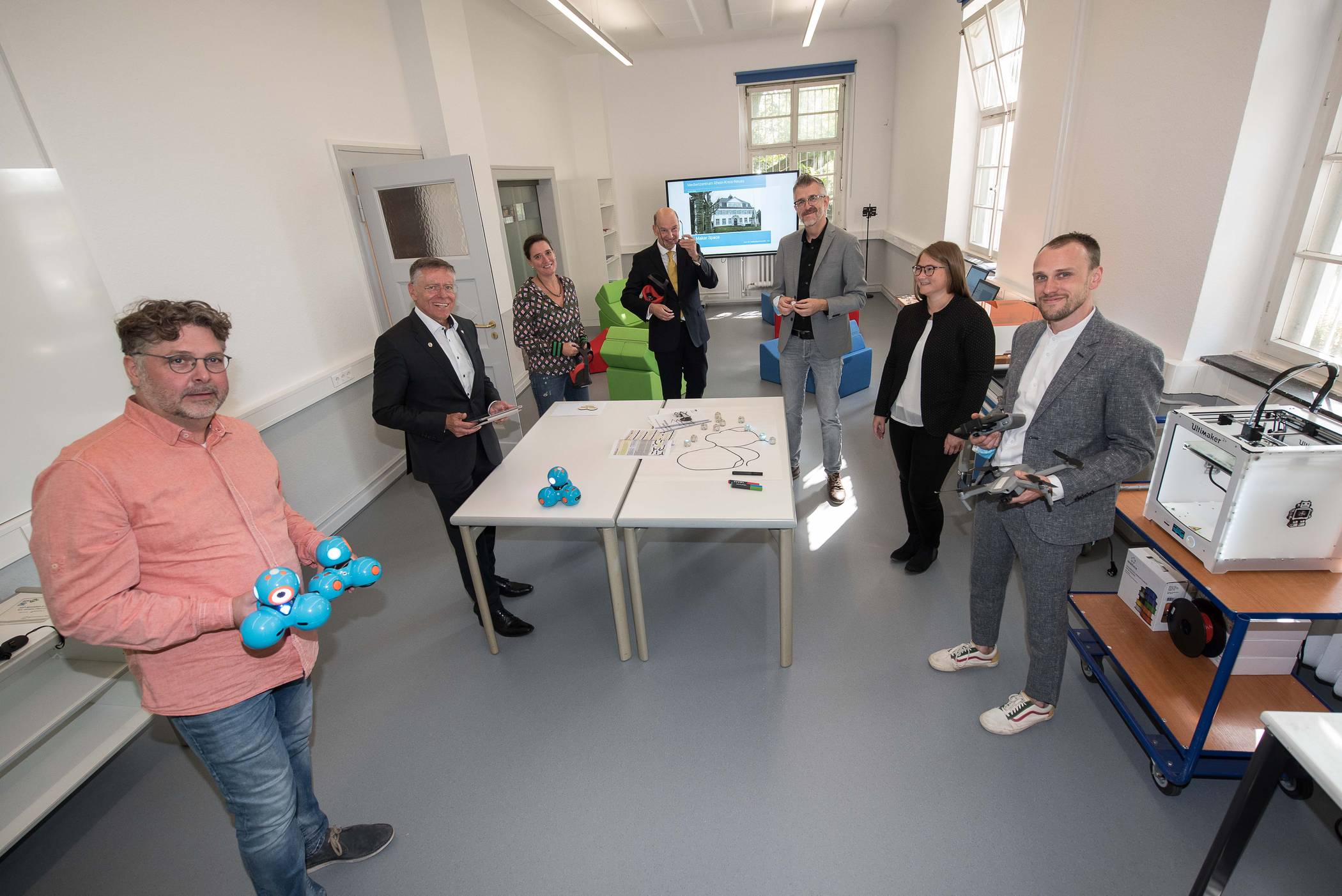  Bei der Vorstellung des Maker Space im Kreismedienzentrum (v. l.): Mark Albrecht-Hermanns, Pädagogischer Leiter, Landrat Hans-Jürgen Petrauschke, Medienberaterin Gala Garcia Frühling, Dezernent Tillmann Lonnes, Einrichtungsleiter Manfred Heling, Anne Schönauer vom Kreishochbauamt und Johannes Feser, Referent für Medienbildung. 